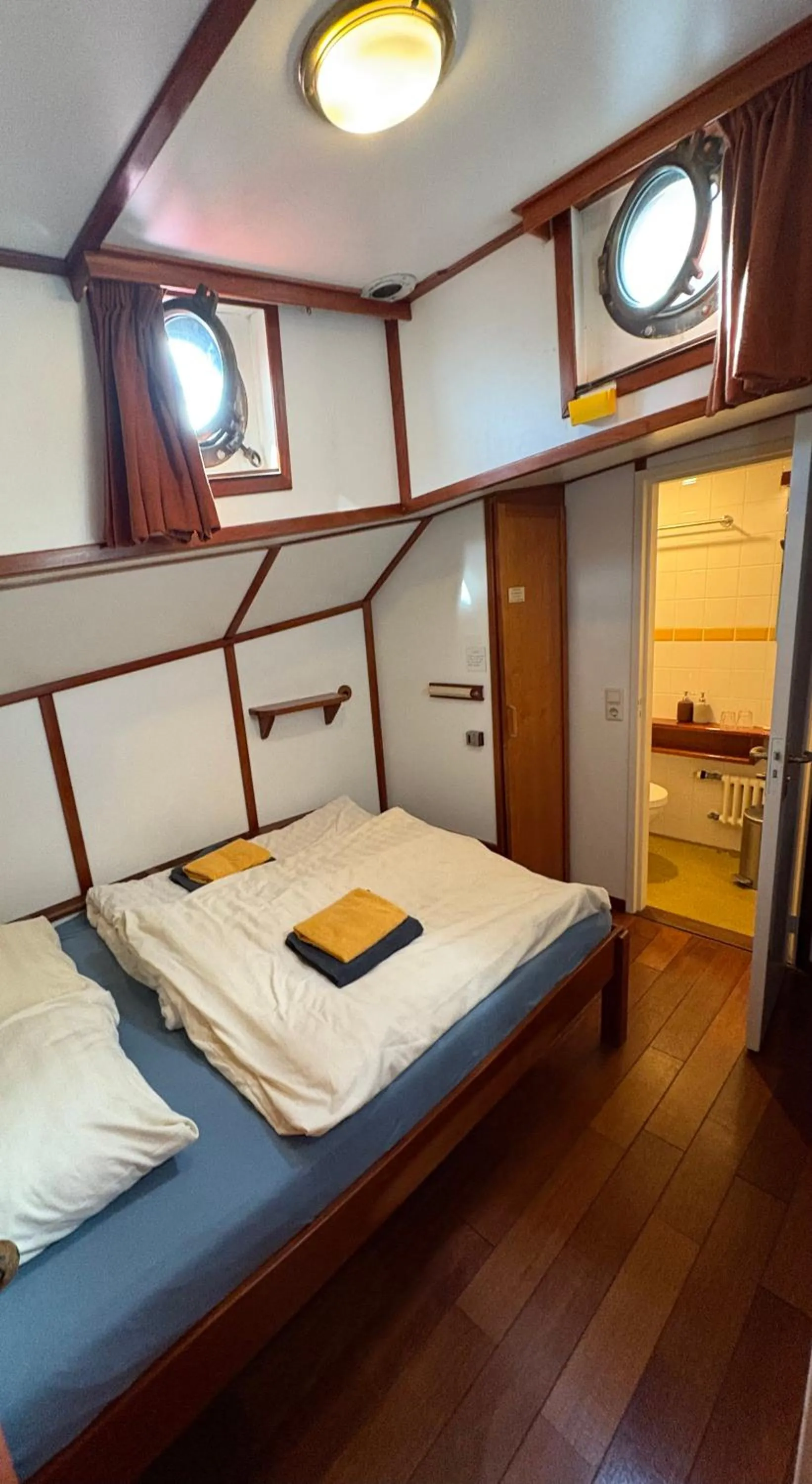 Hotelboot Zwaan