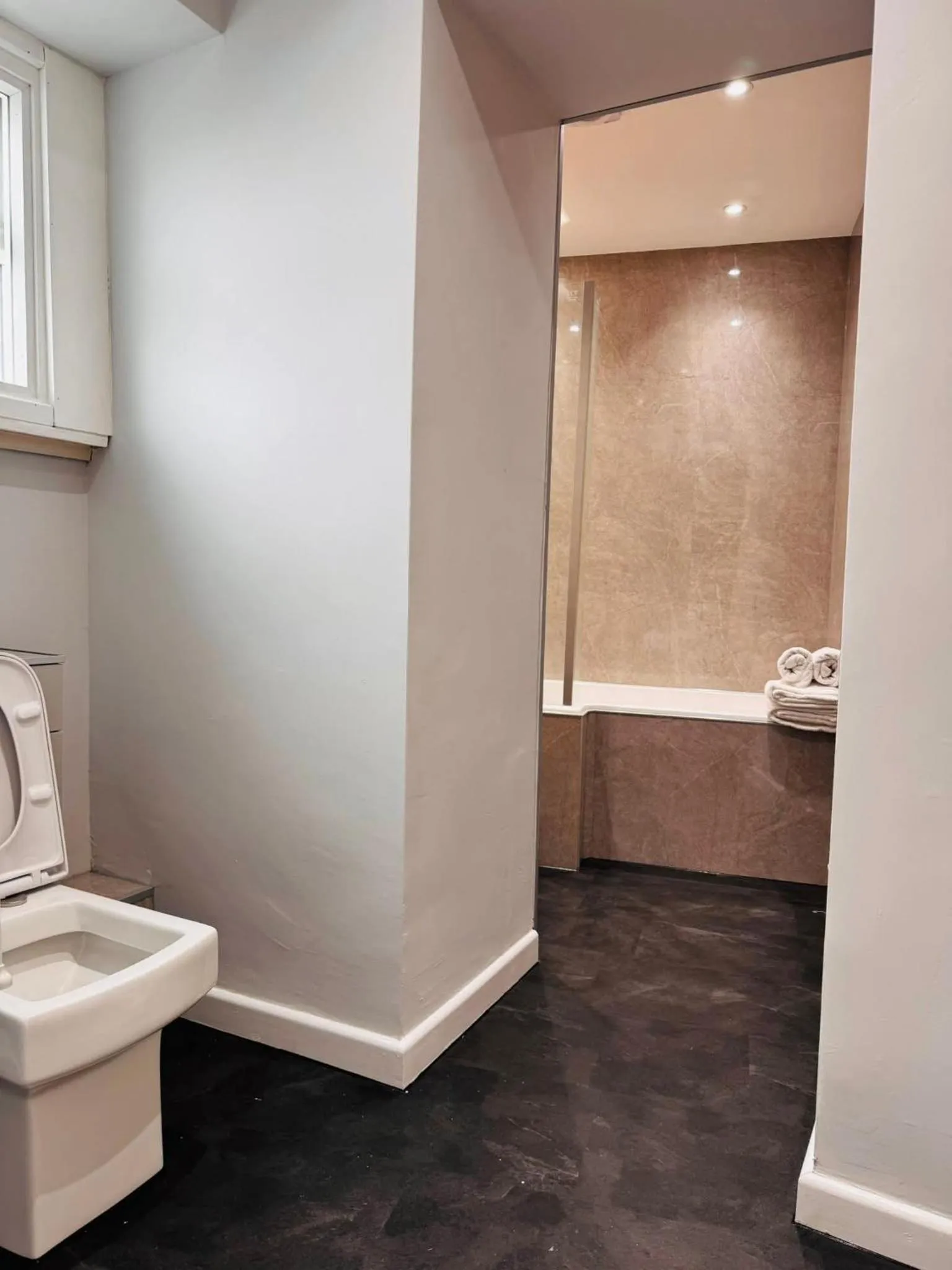 Bathroom in Thomas Arms Hotel