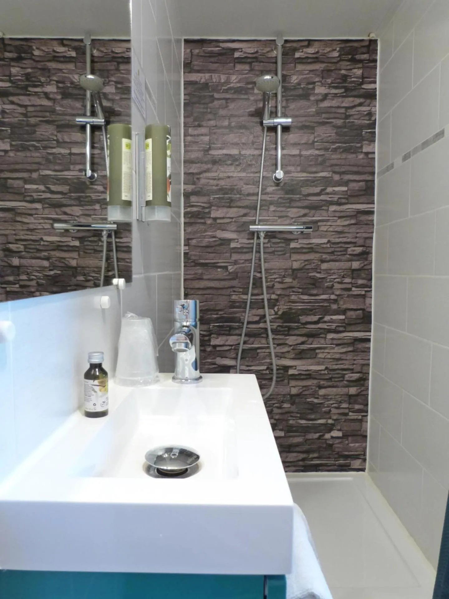 Bathroom in Logis Hôtel Restaurant La Borie