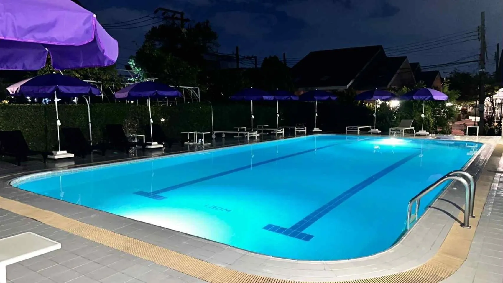 Swimming pool in Bangkok Rama Hotel