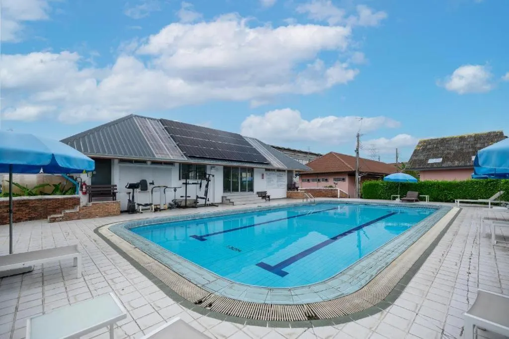 Swimming pool in Bangkok Rama Hotel