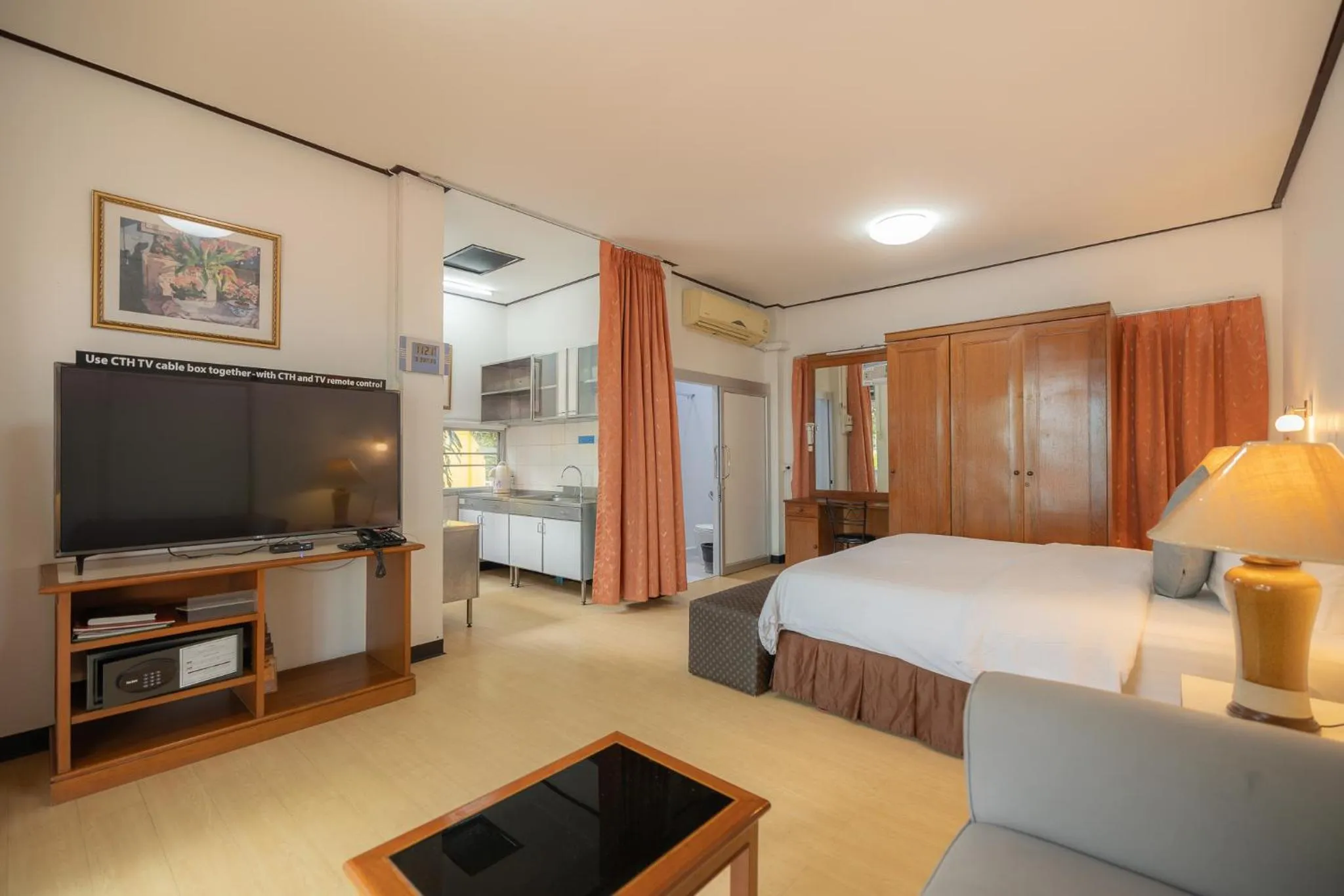 Photo of the whole room, Bed in Bangkok Rama Hotel