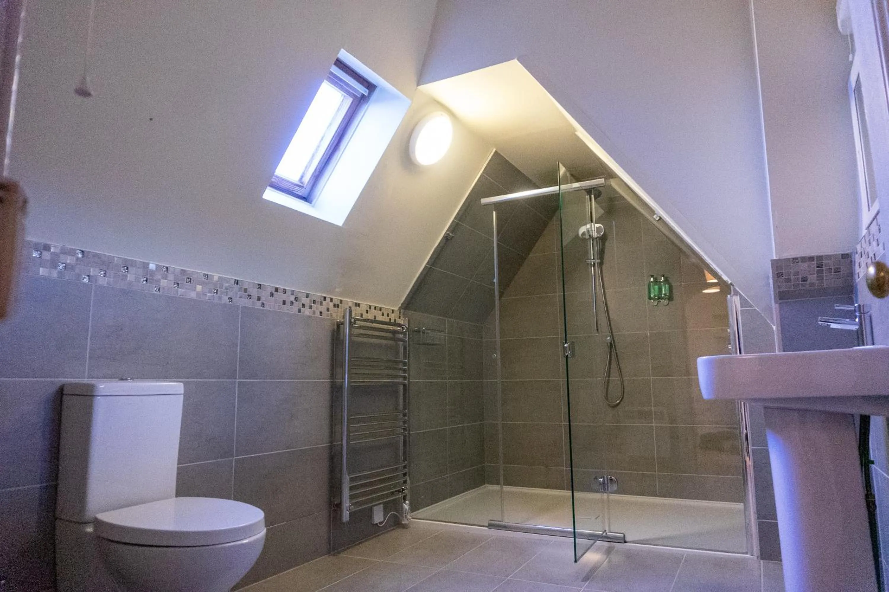 Shower in Western Isles Hotel