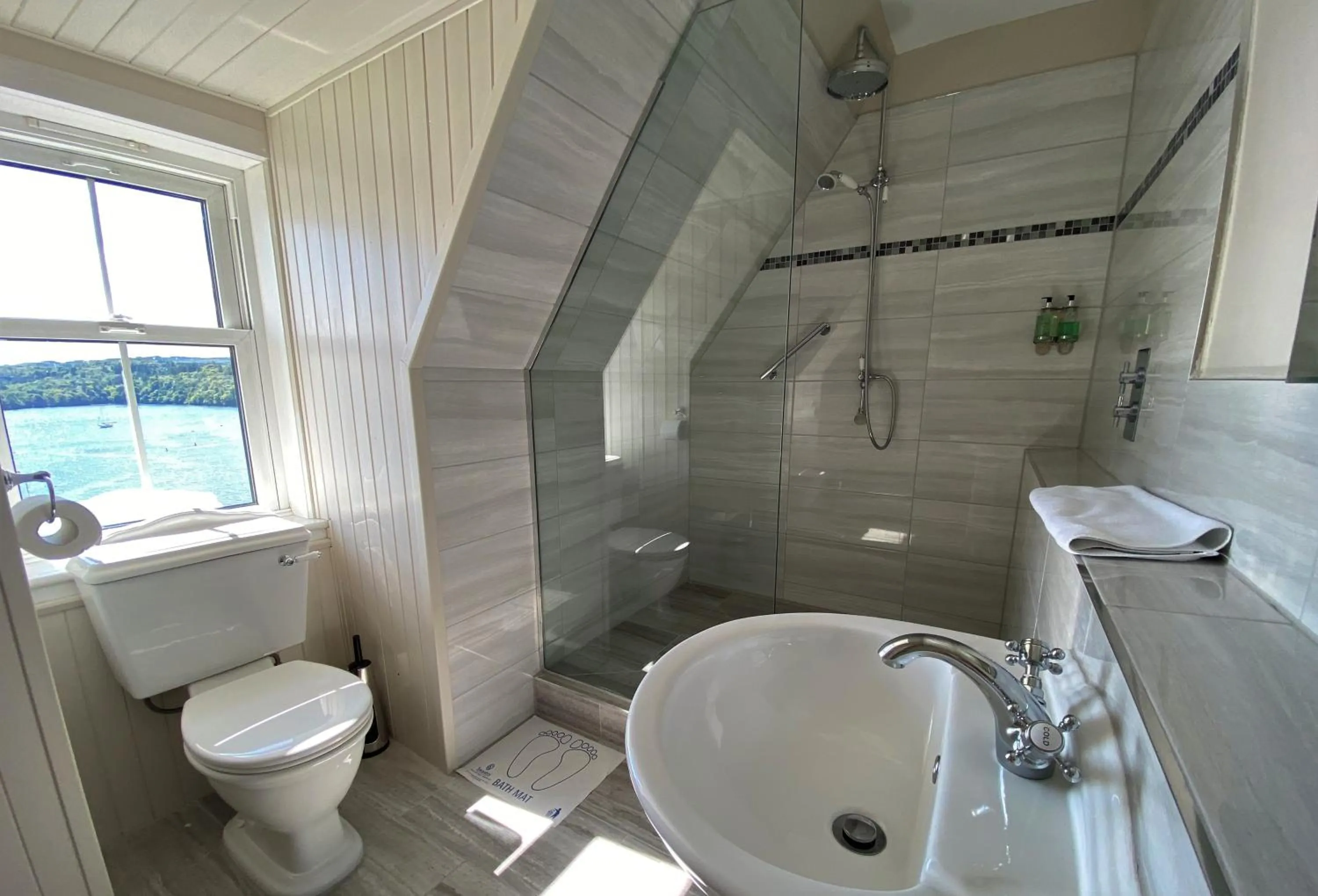 Bathroom in Western Isles Hotel