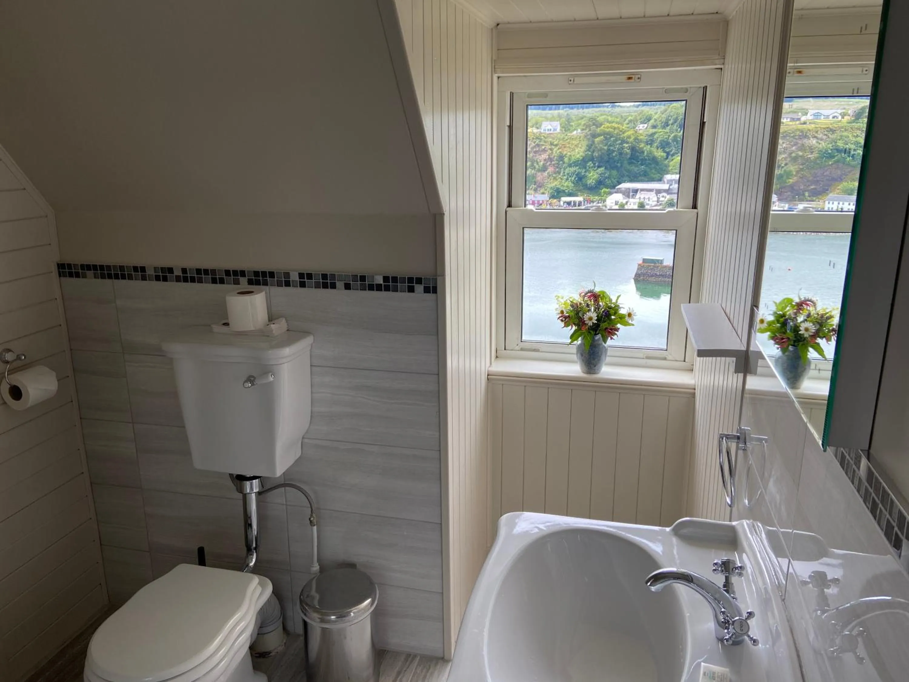 Bathroom in Western Isles Hotel