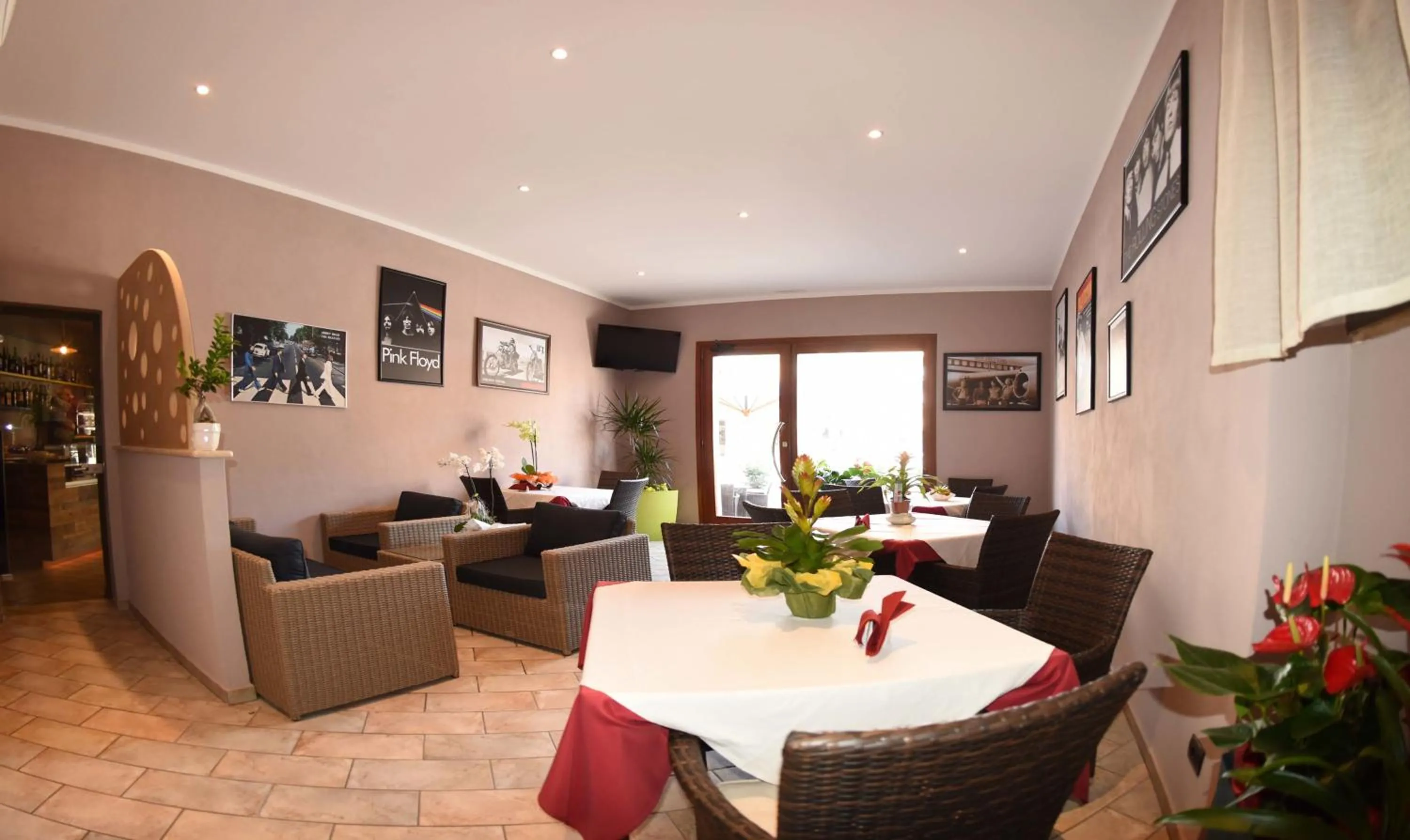 Restaurant/places to eat in Albergo La Perla