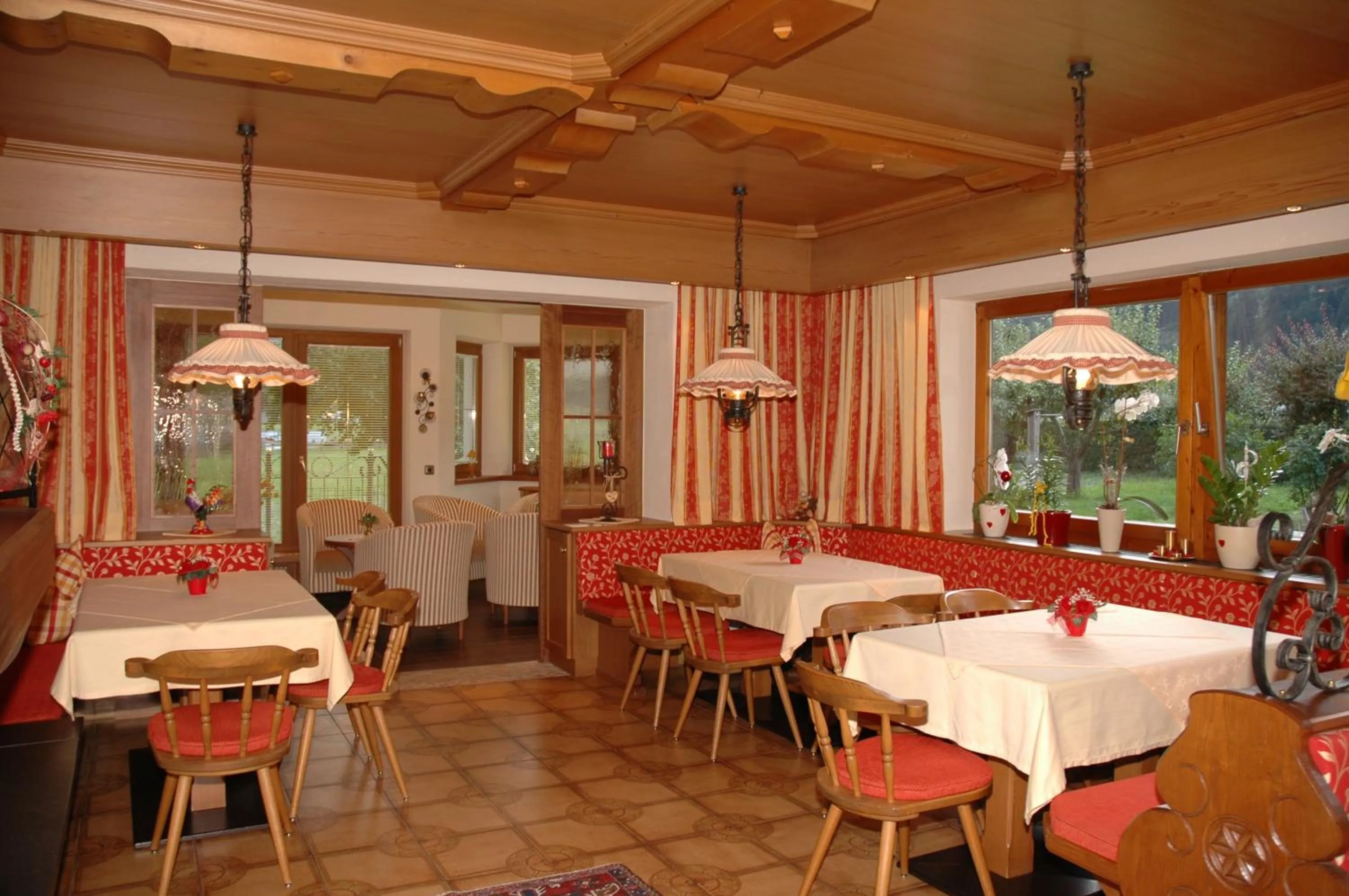 Communal lounge/ TV room in Hotel-Garni Almhof