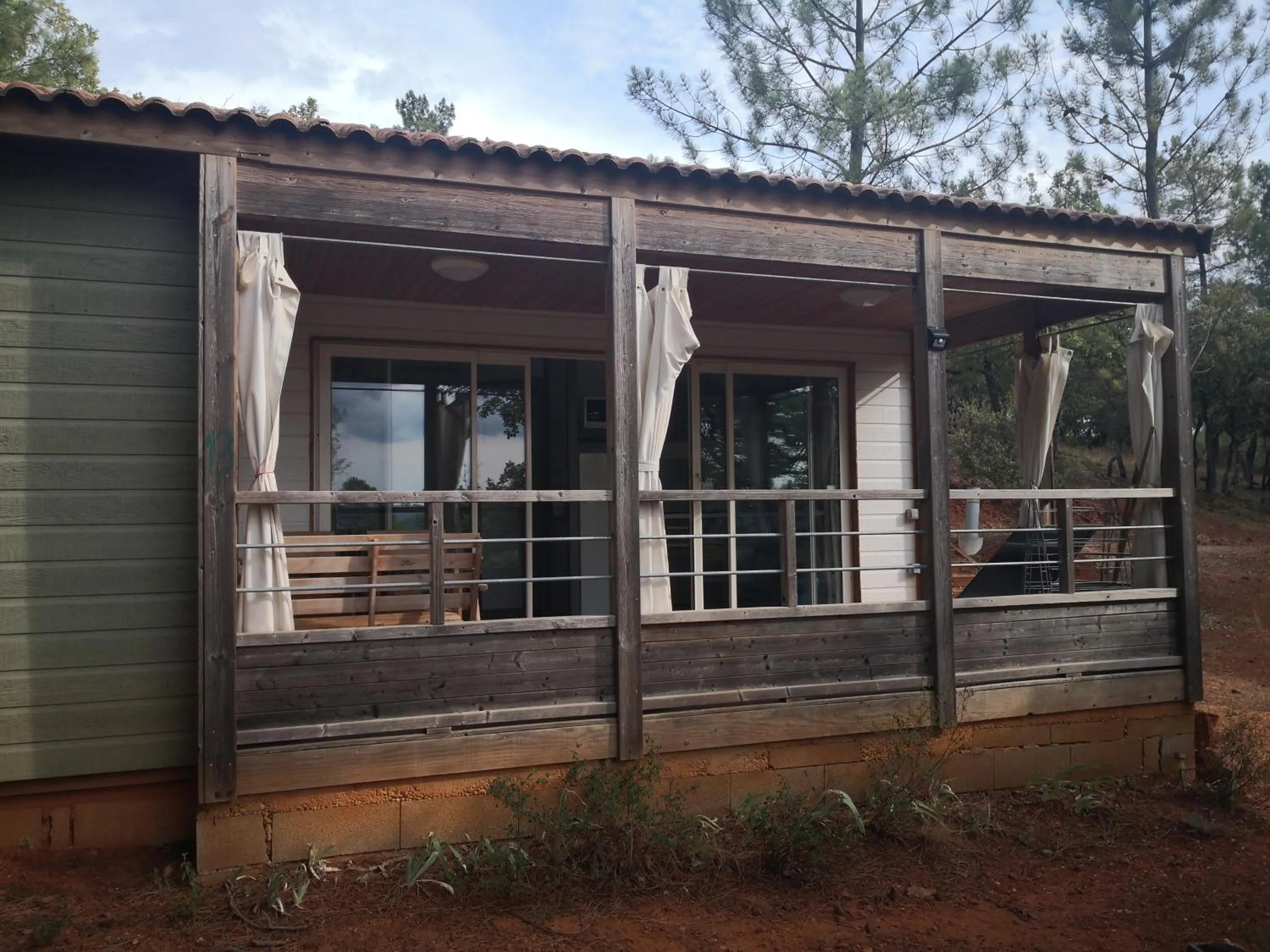 Facade/entrance in La Colline des Ocres Village de vacances 3 étoiles