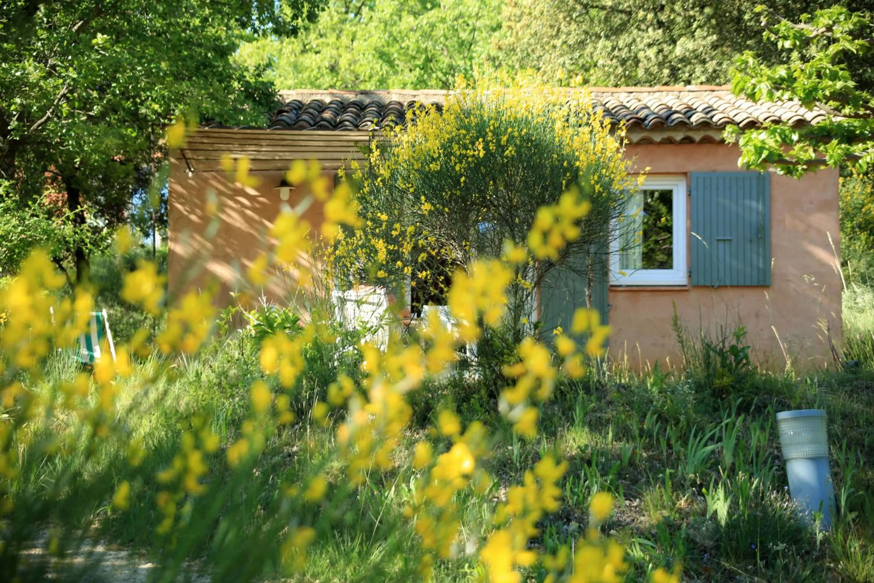Garden view in La Colline des Ocres Village de vacances 3 étoiles