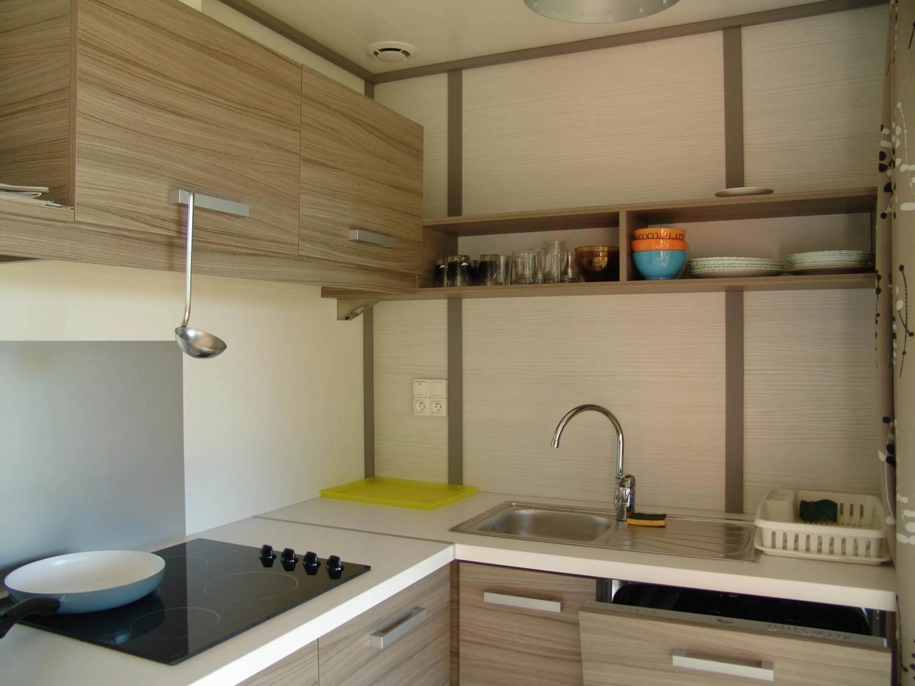 Kitchen or kitchenette in La Colline des Ocres Village de vacances 3 étoiles