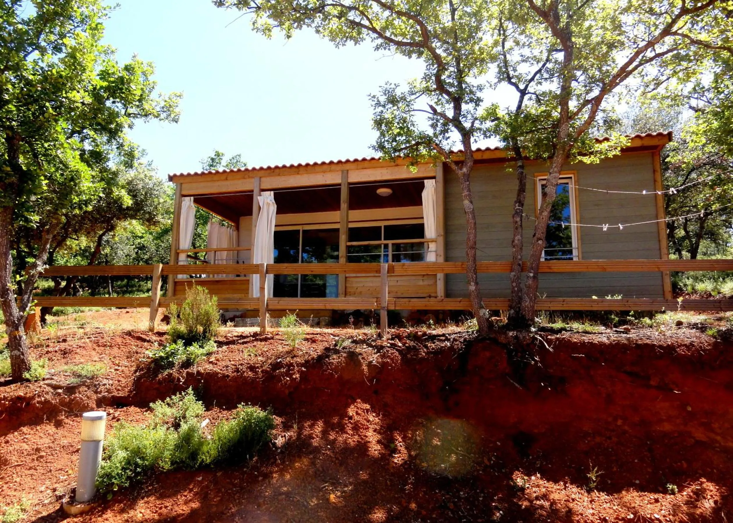 Facade/entrance in La Colline des Ocres Village de vacances 3 étoiles