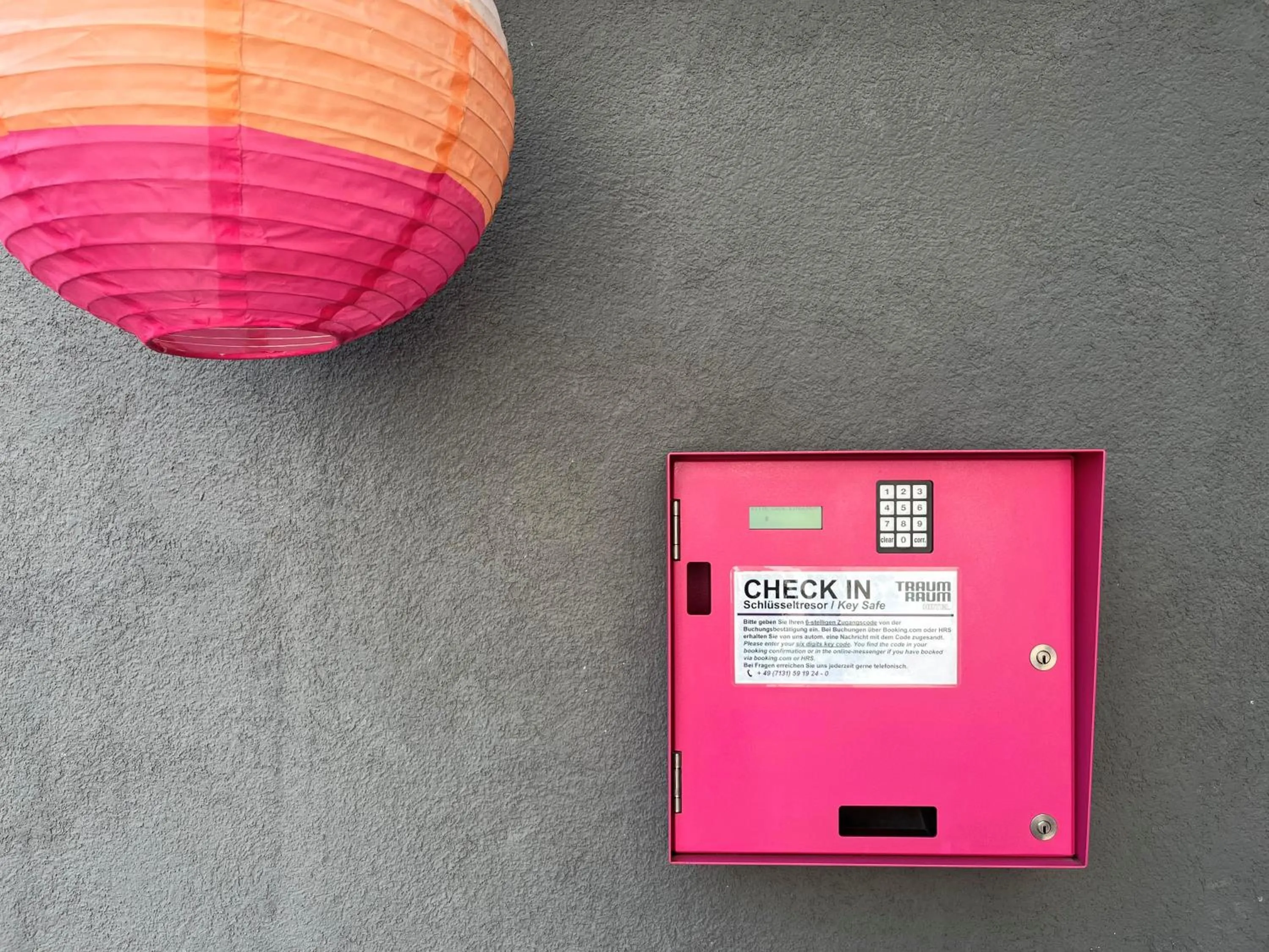 Hotel TraumRaum - "SELF CHECK IN"