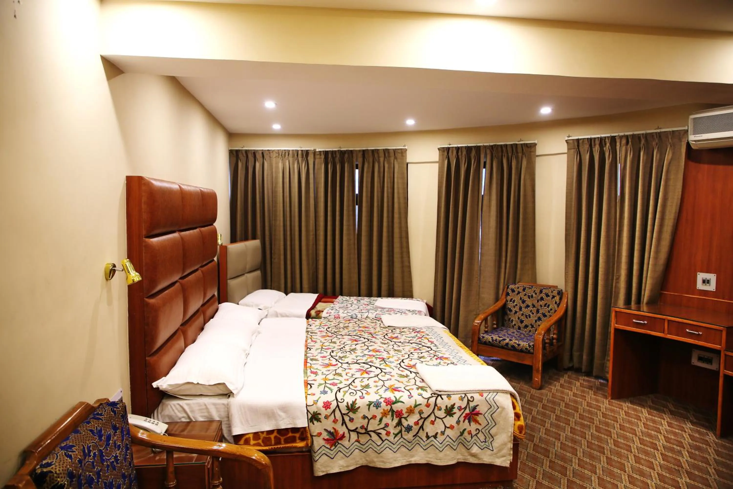 Bed in Hotel Centre Point