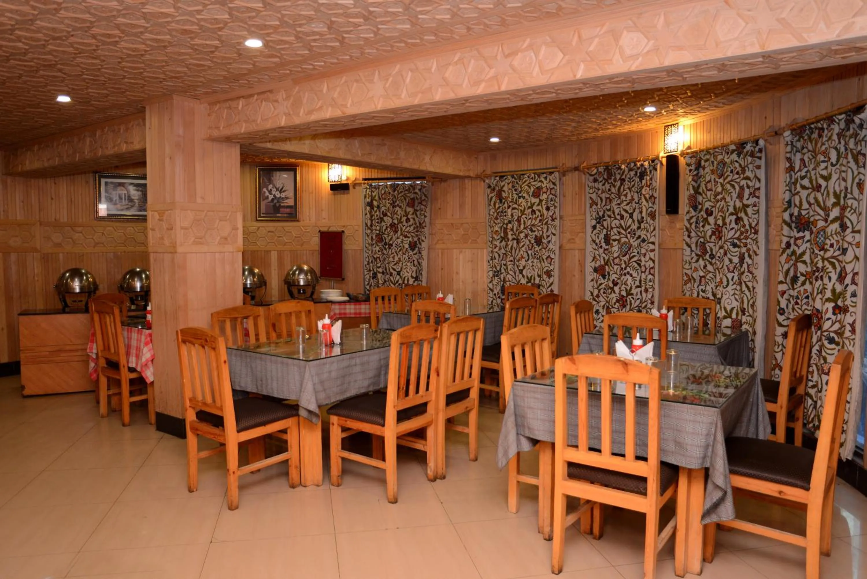 Restaurant/places to eat in Hotel Centre Point