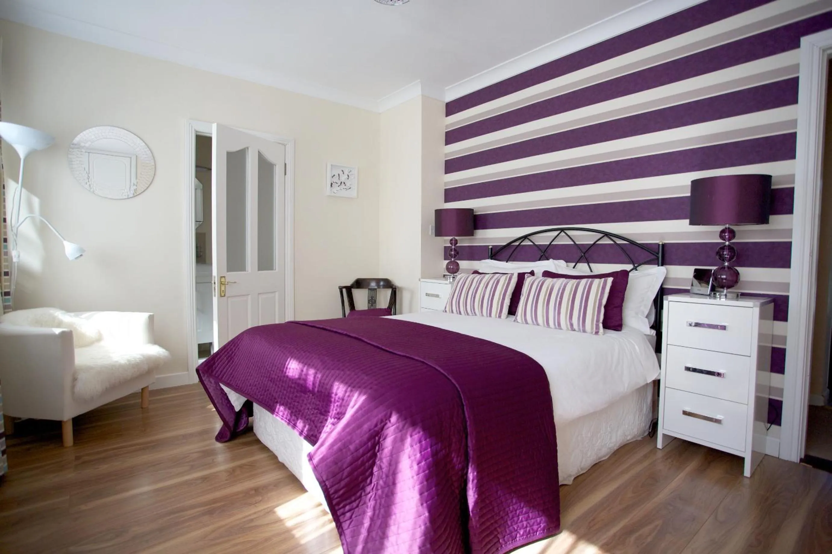 Photo of the whole room in Glen na Smole