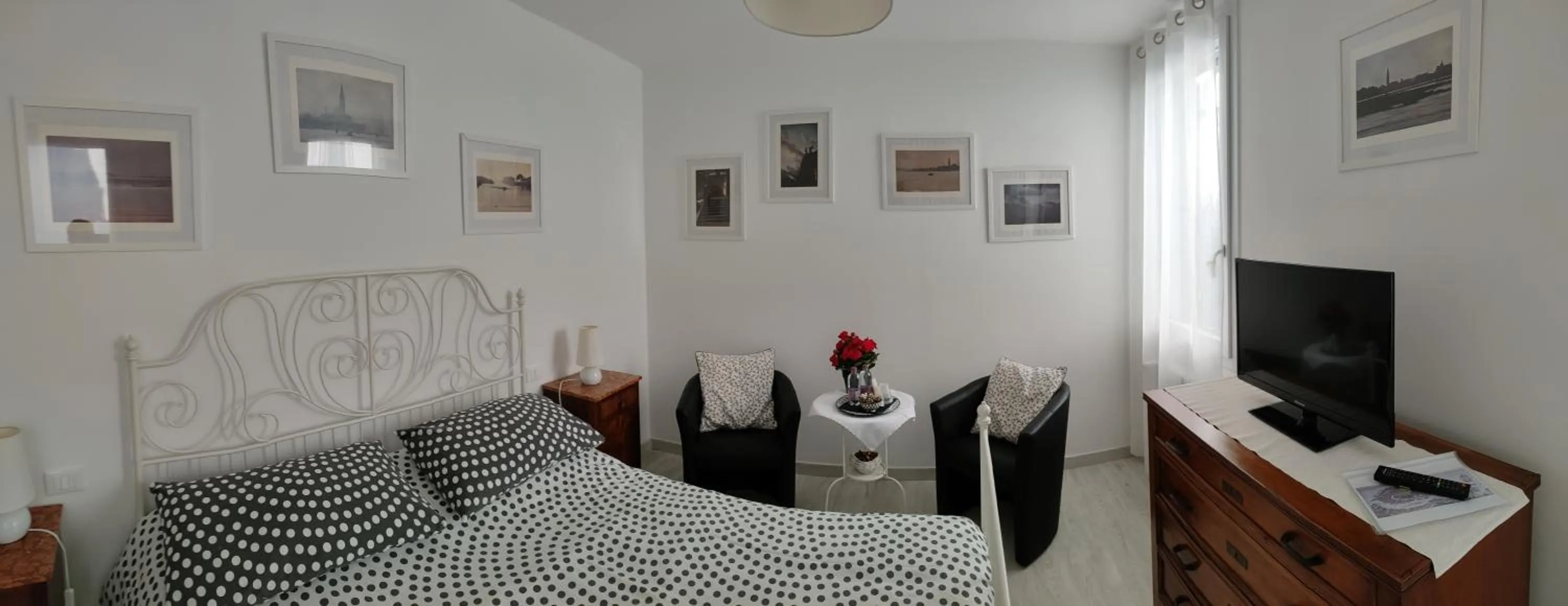 Photo of the whole room in Venice Home