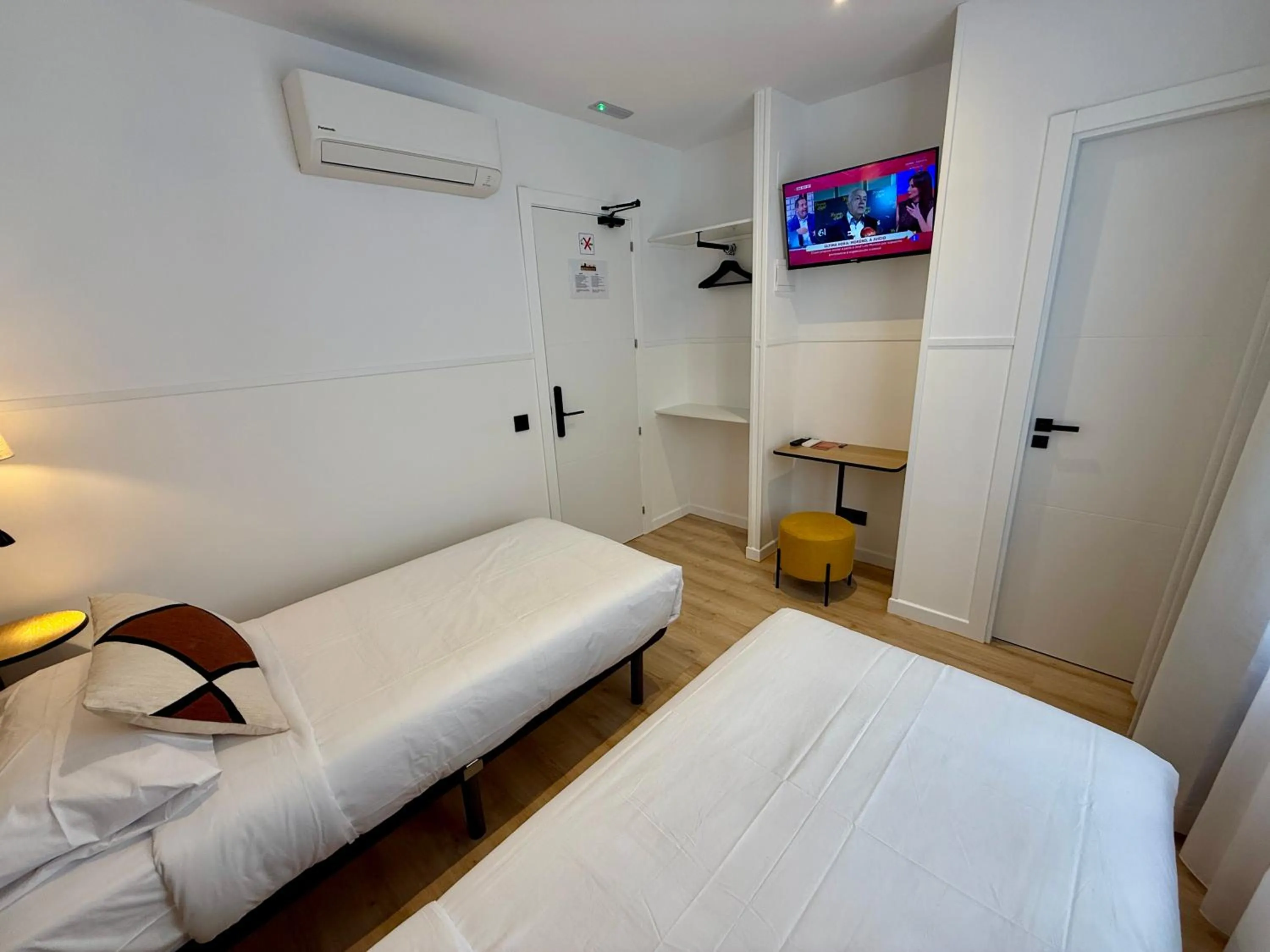 Photo of the whole room, Bed in Mucho Madrid