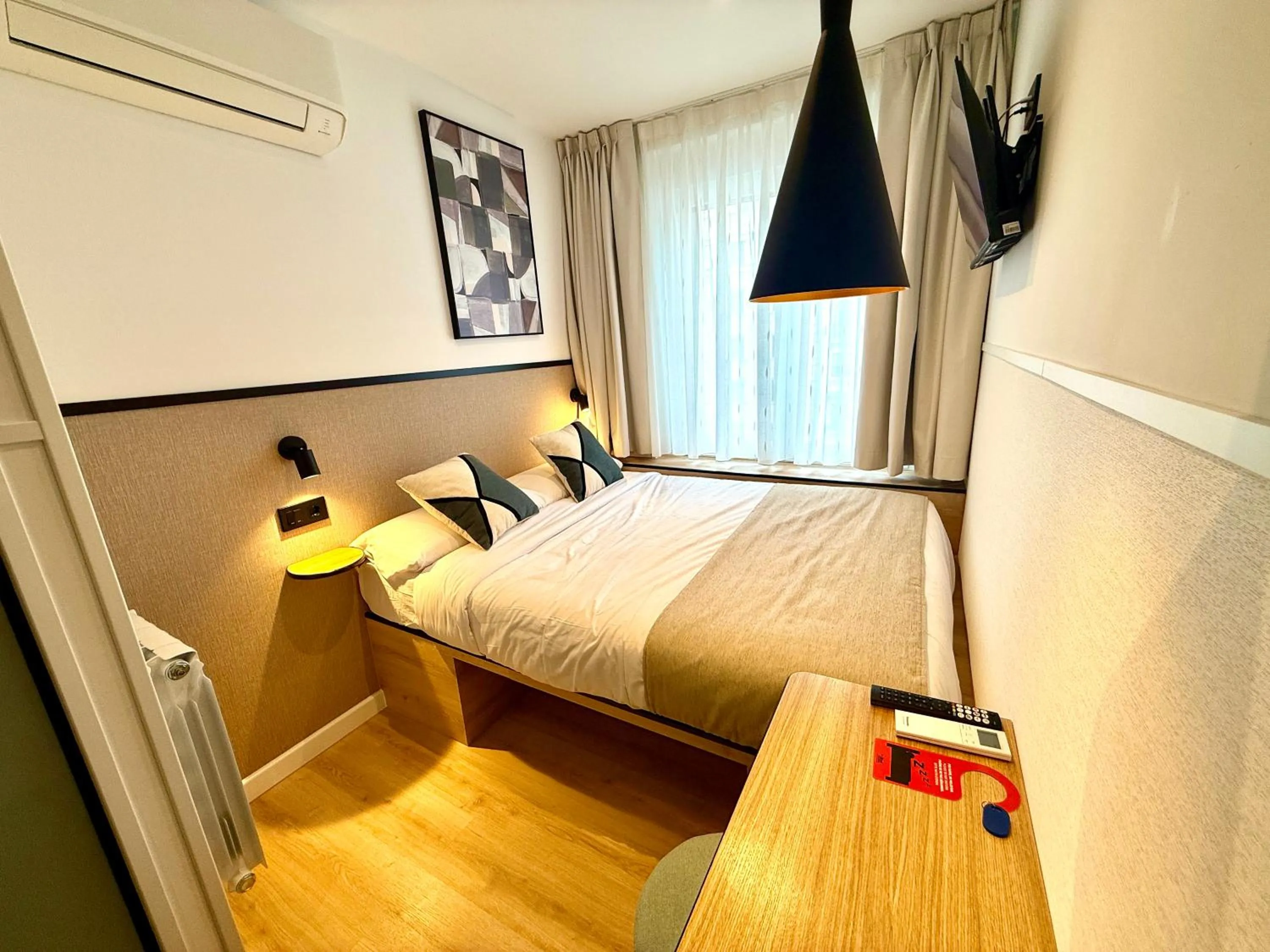 Photo of the whole room, Bed in Mucho Madrid