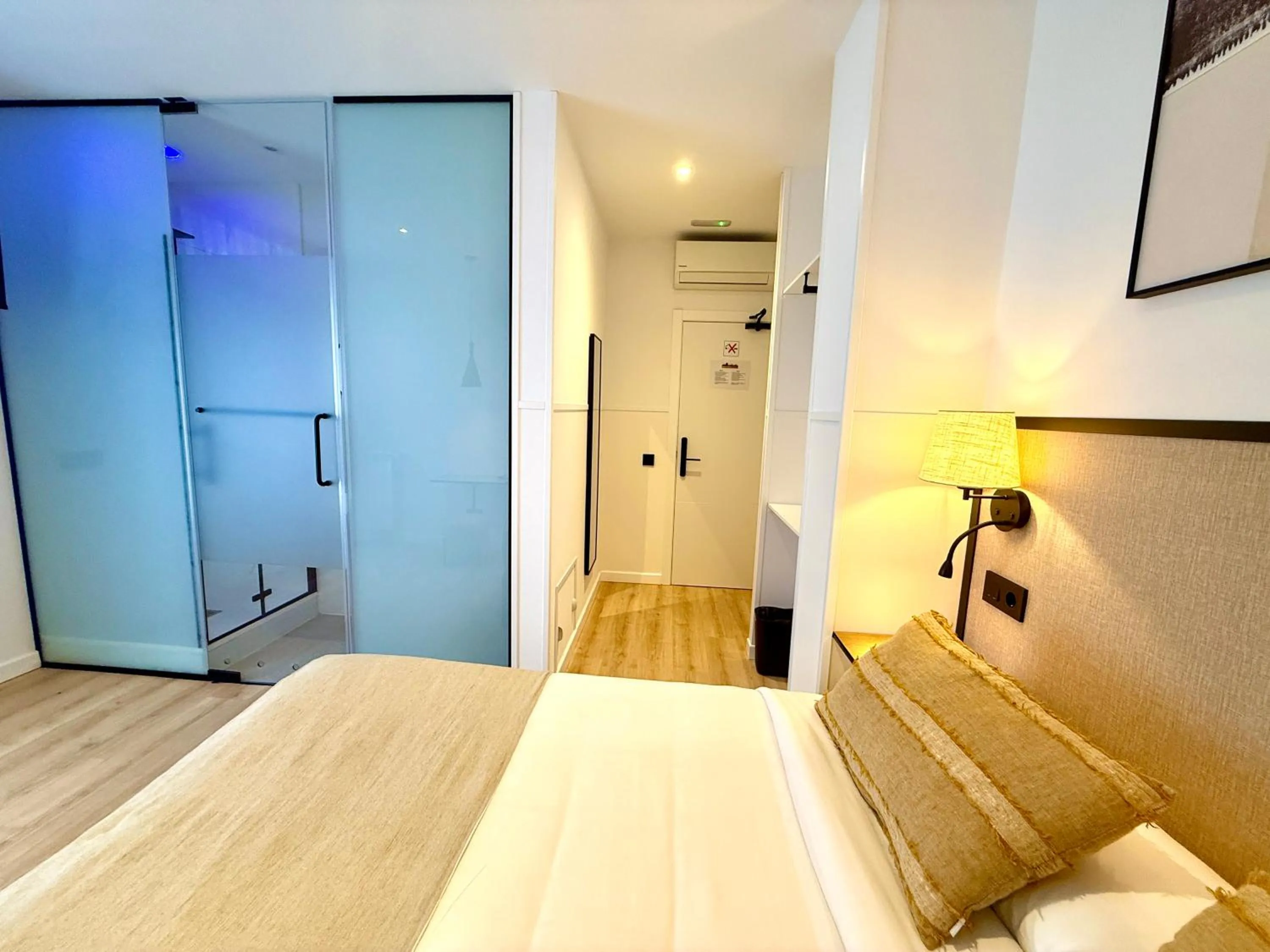 Photo of the whole room, Bed in Mucho Madrid