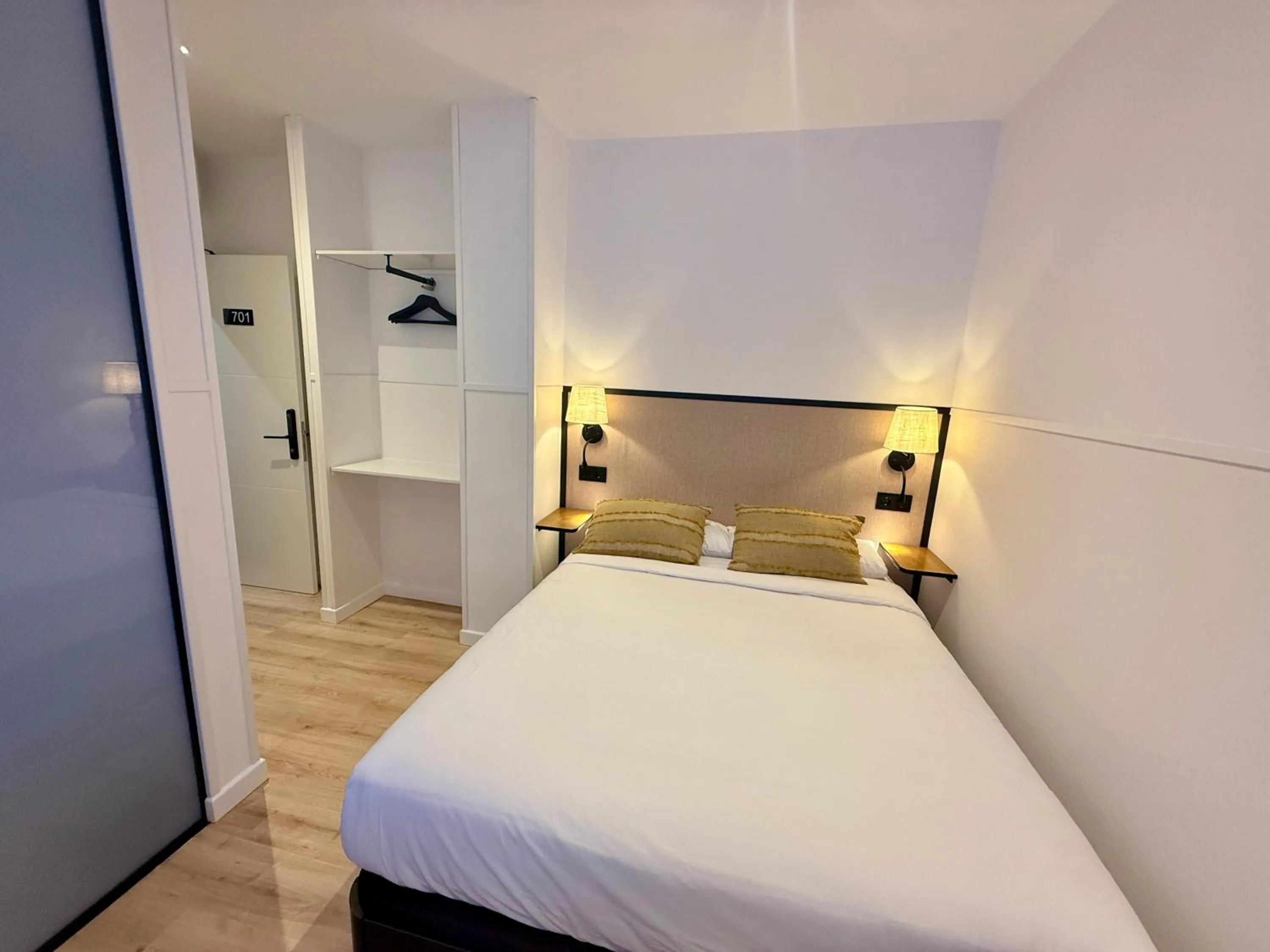 Photo of the whole room, Bed in Mucho Madrid