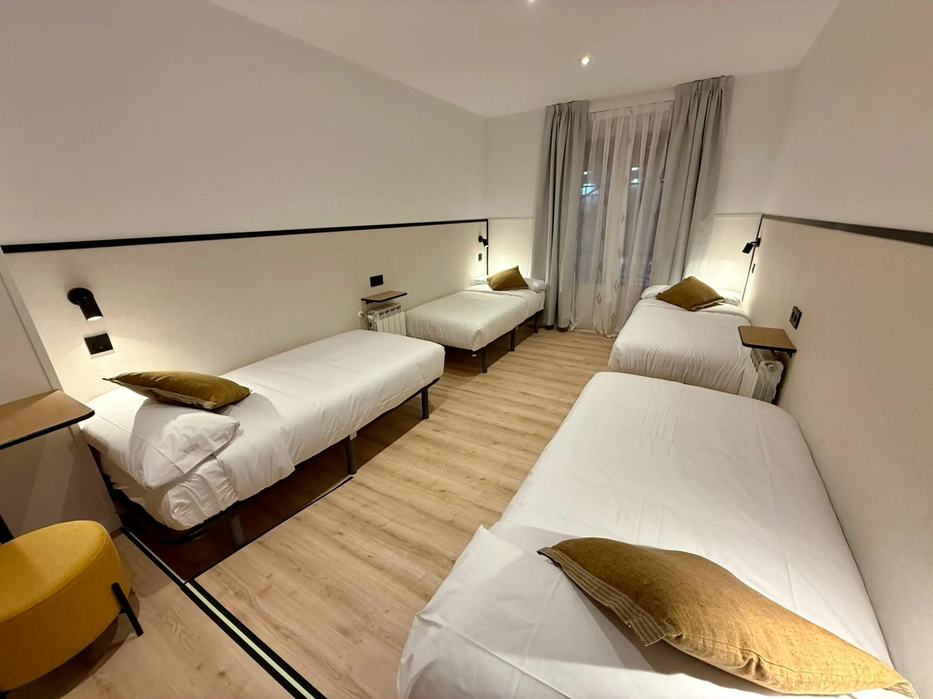 Photo of the whole room, Bed in Mucho Madrid