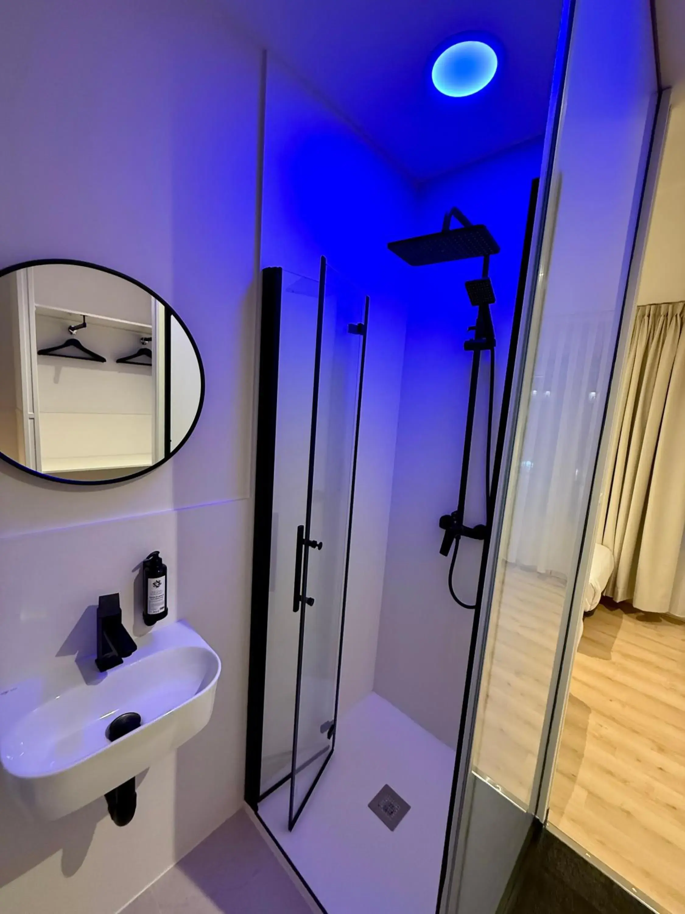 Shower in Mucho Madrid Shower in Mucho Madrid