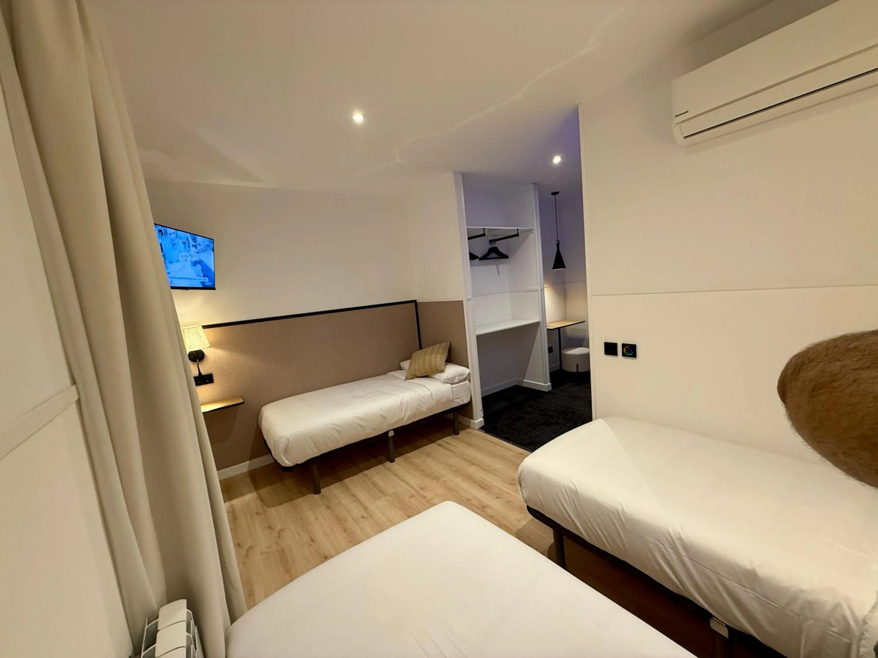 Photo of the whole room, Bed in Mucho Madrid