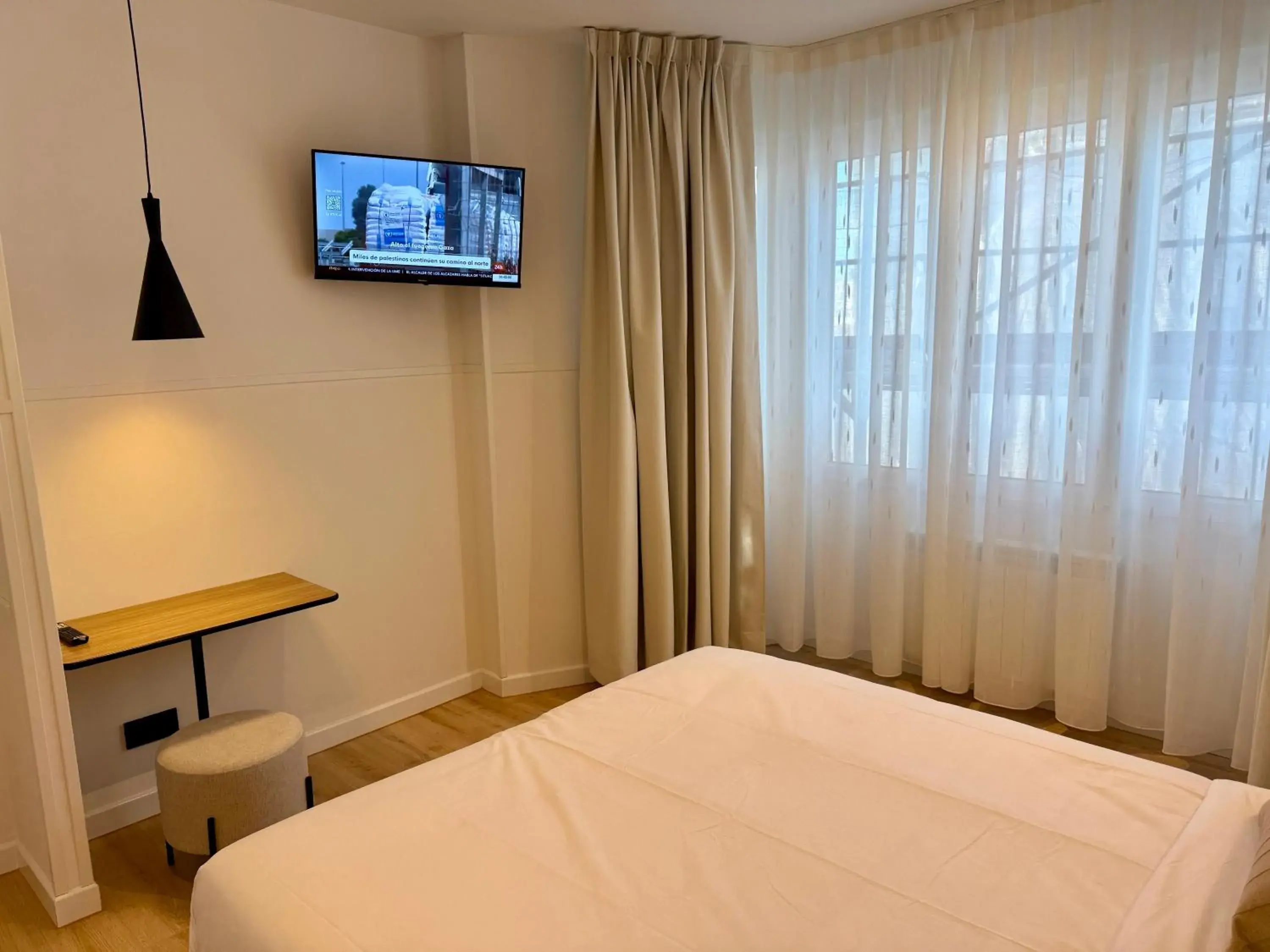 Photo of the whole room, Bed in Mucho Madrid Photo of the whole room, Bed in Mucho Madrid