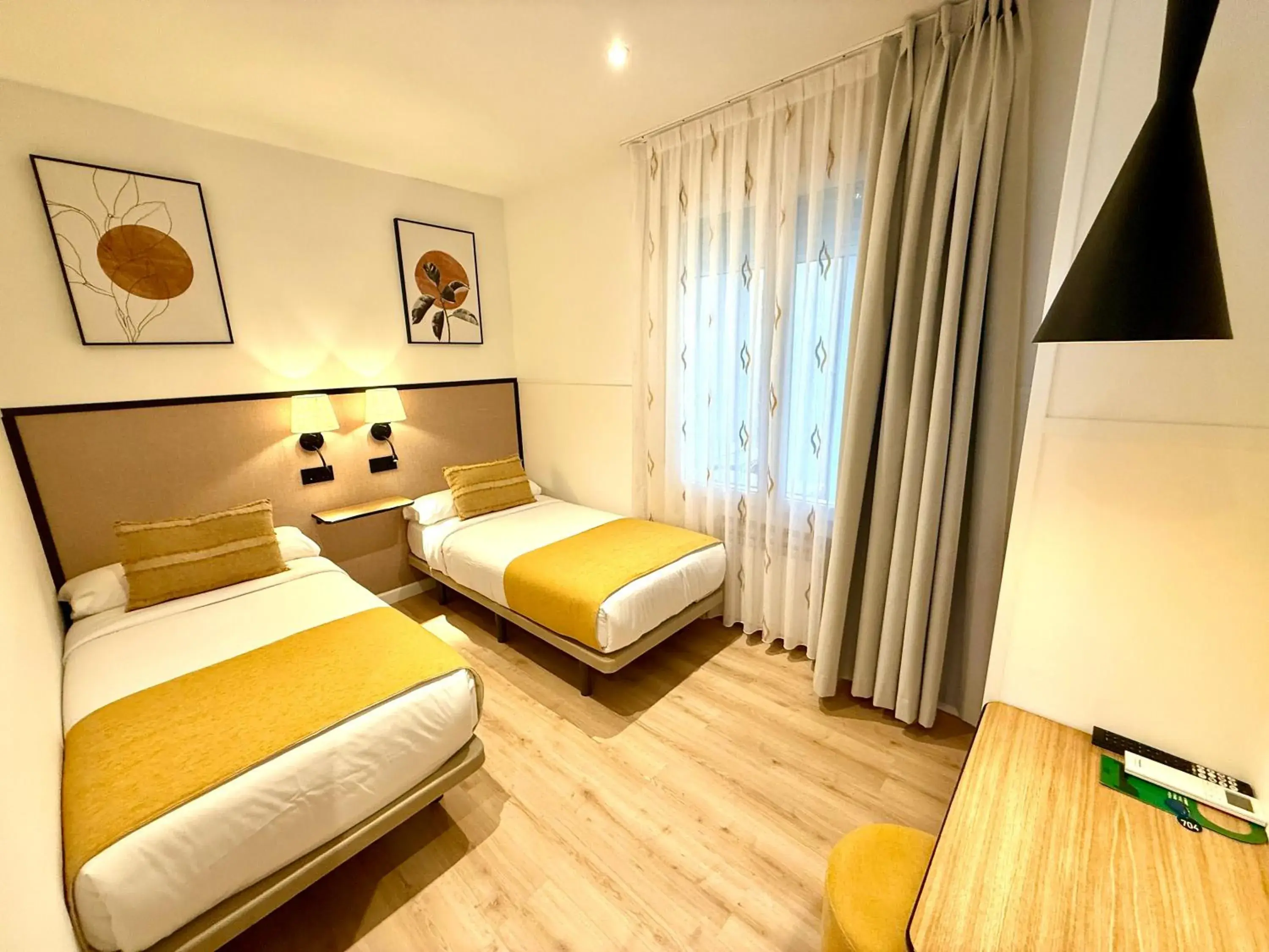 Photo of the whole room, Bed in Mucho Madrid Photo of the whole room, Bed in Mucho Madrid