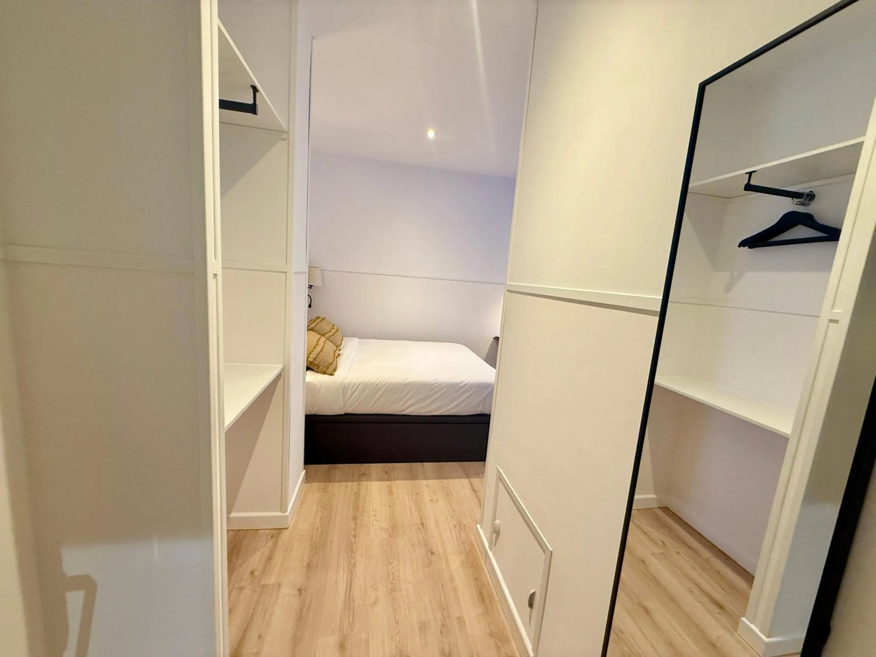 wardrobe, Bed in Mucho Madrid