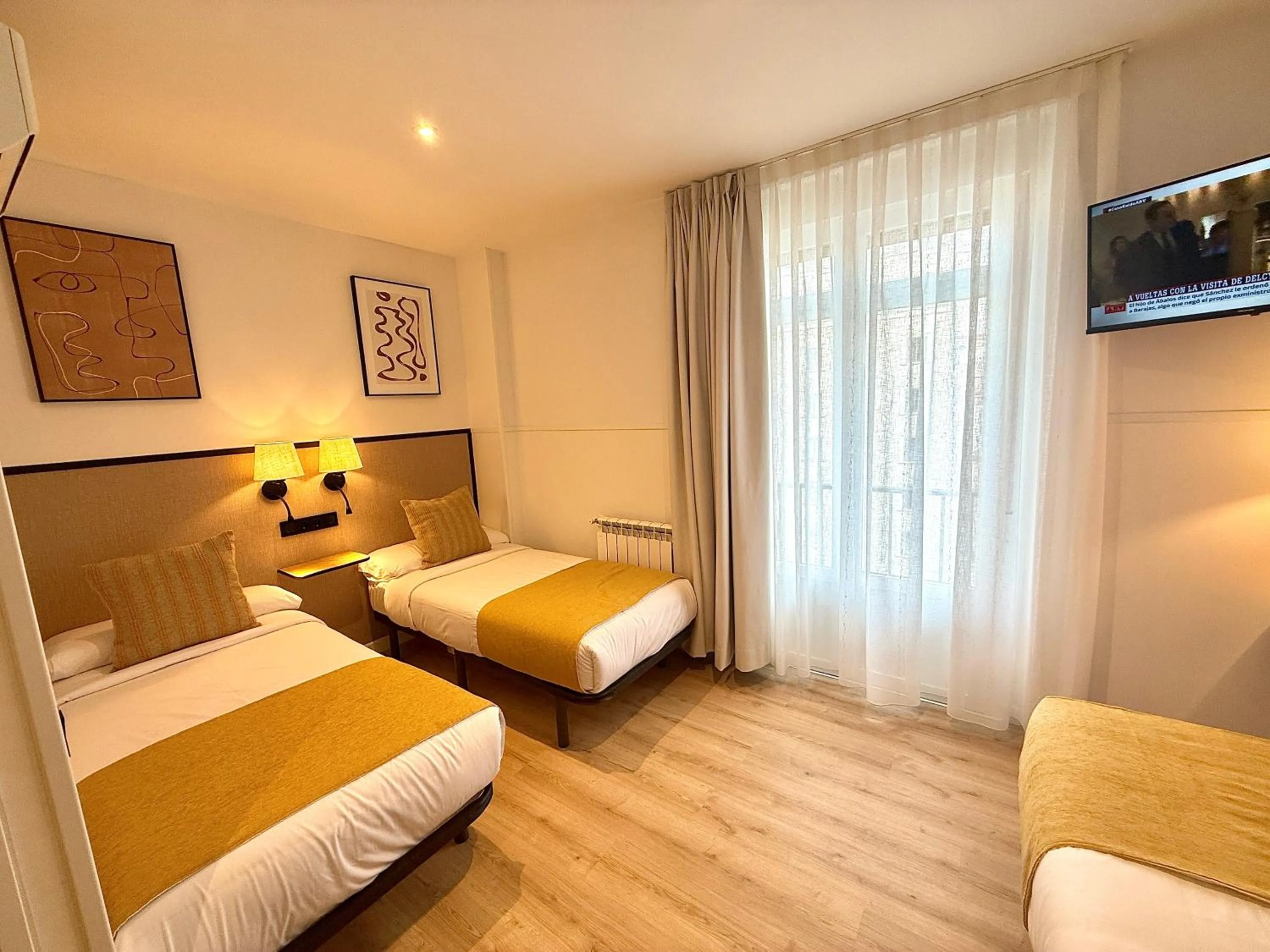 Photo of the whole room, Bed in Mucho Madrid