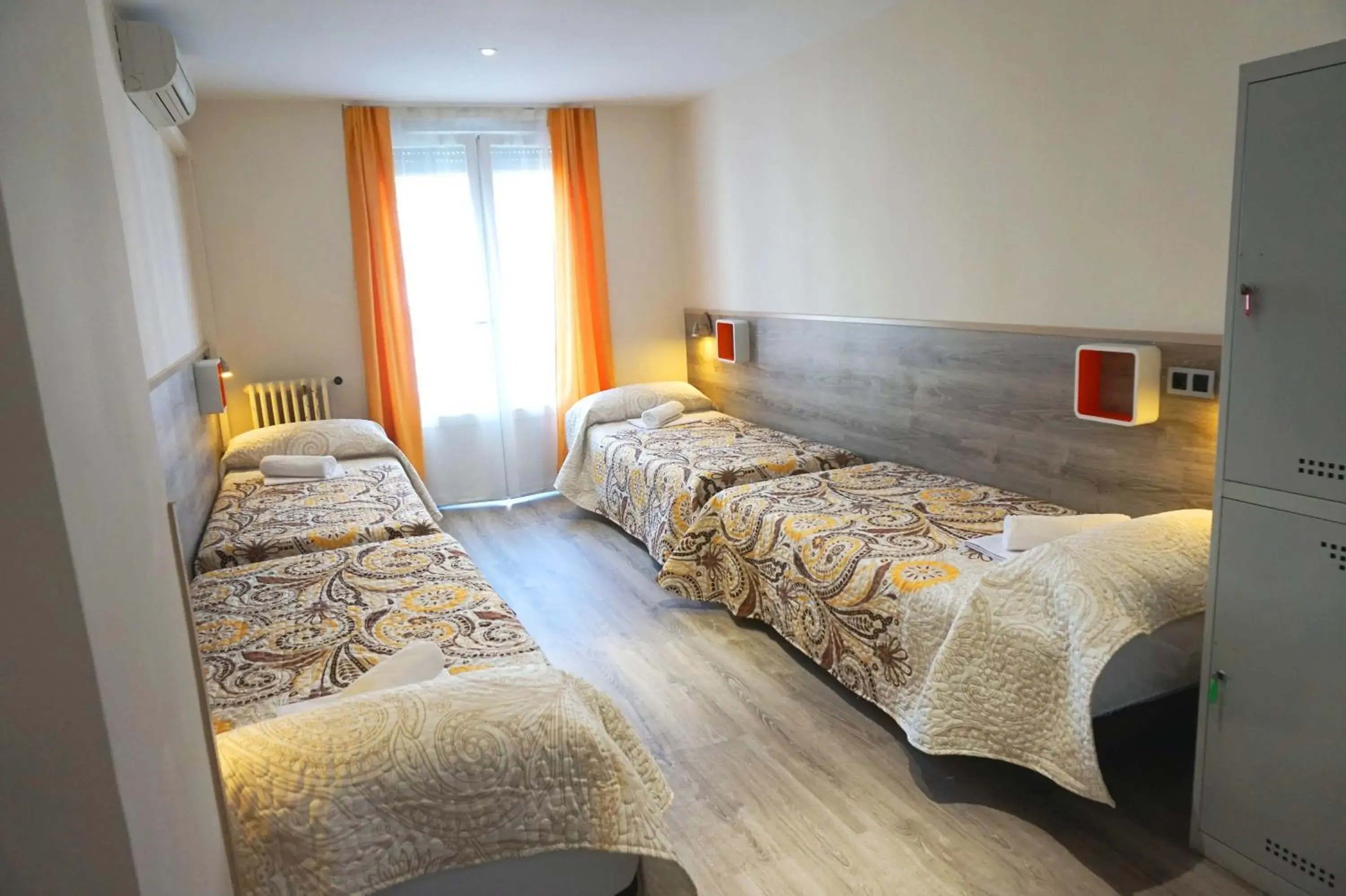 Bed in 4-Bed Mixed Dormitory Room in Mucho Madrid Bed in 4-Bed Mixed Dormitory Room in Mucho Madrid