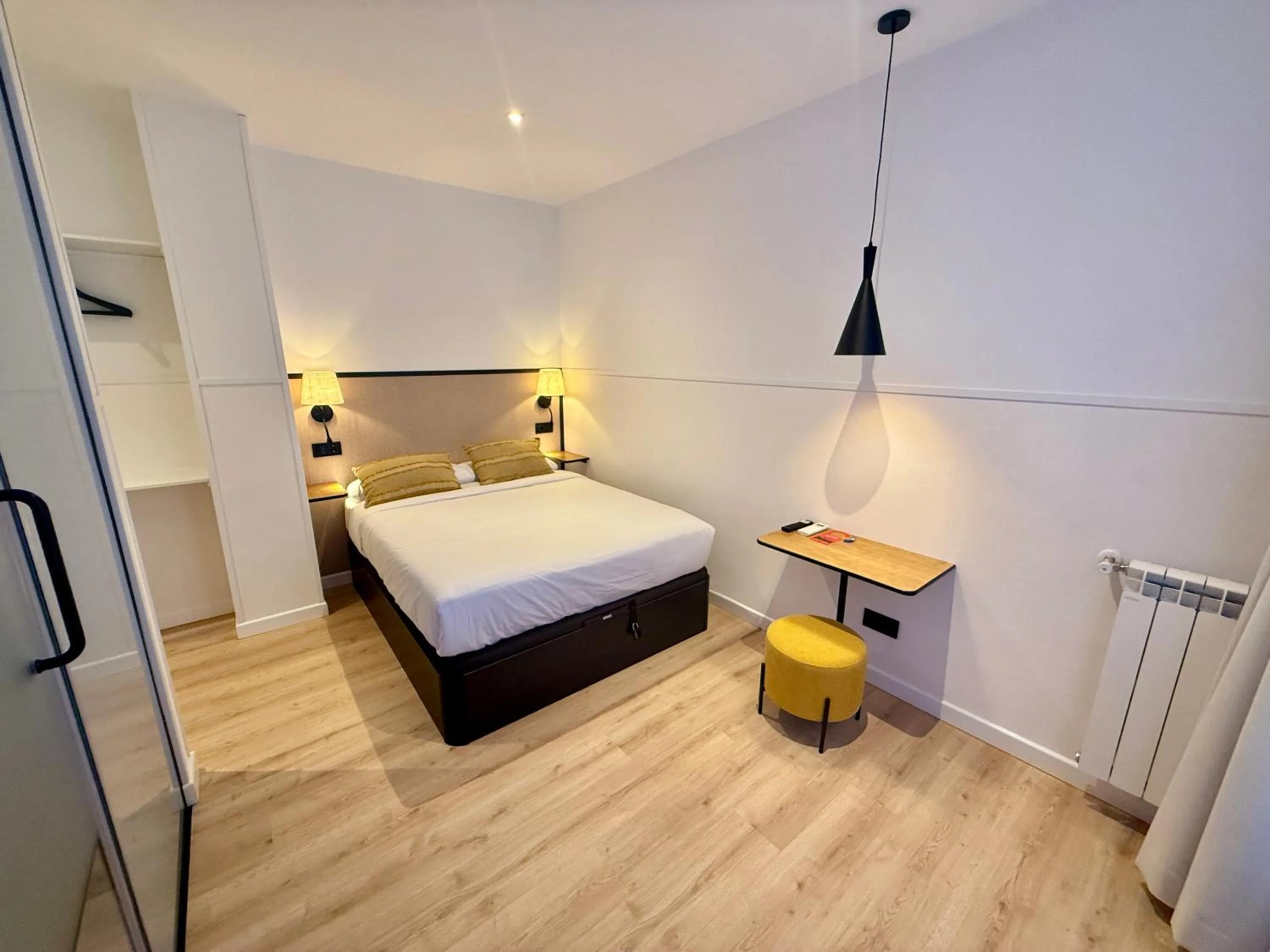 Photo of the whole room, Bed in Mucho Madrid