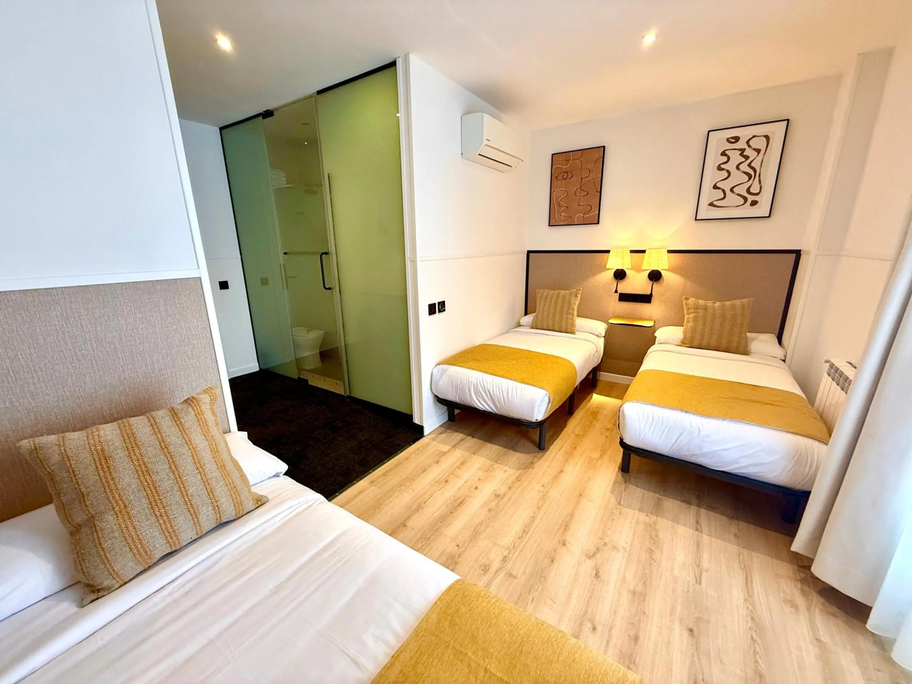 Photo of the whole room, Bed in Mucho Madrid