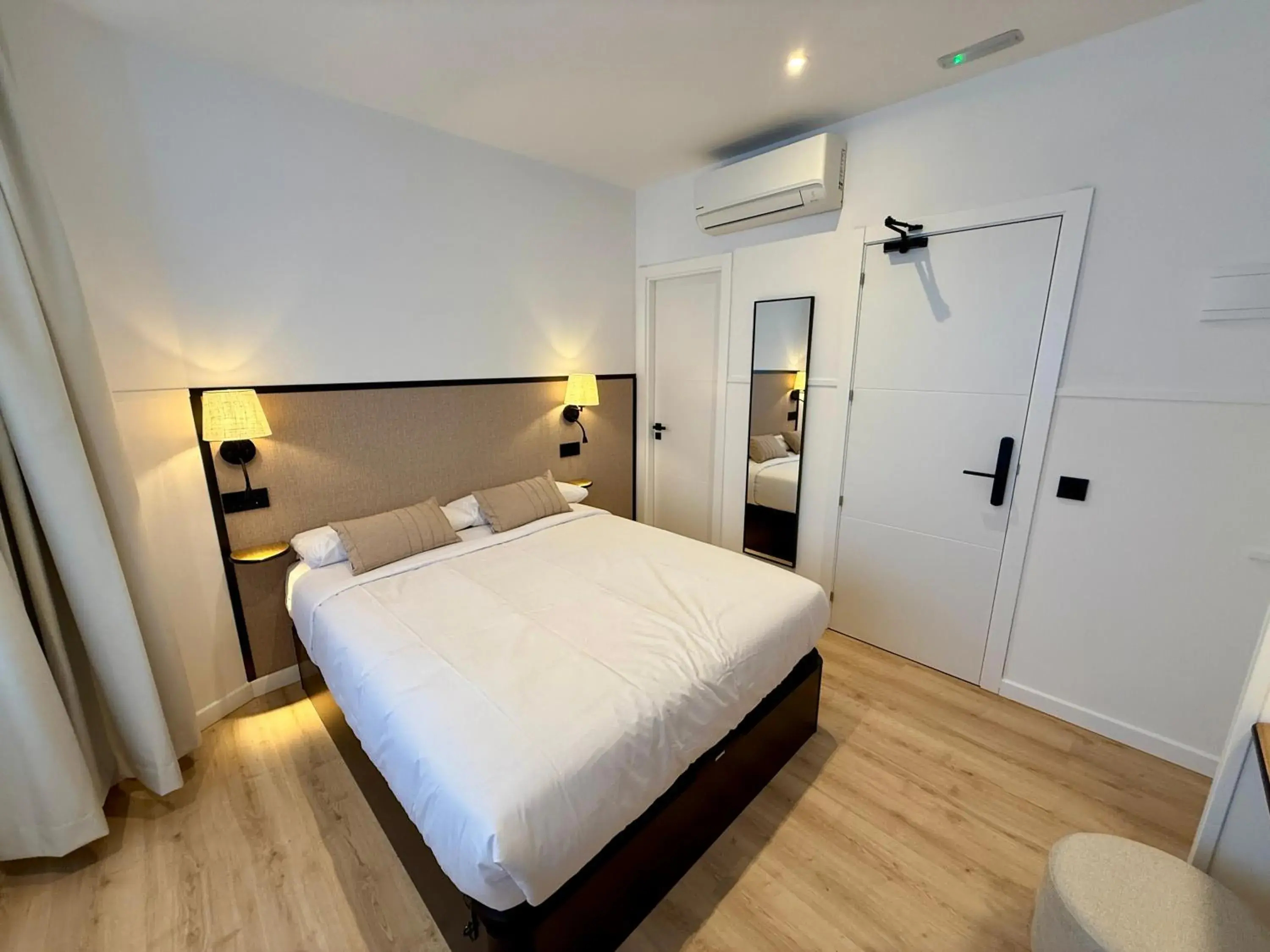 Photo of the whole room, Bed in Mucho Madrid Photo of the whole room, Bed in Mucho Madrid