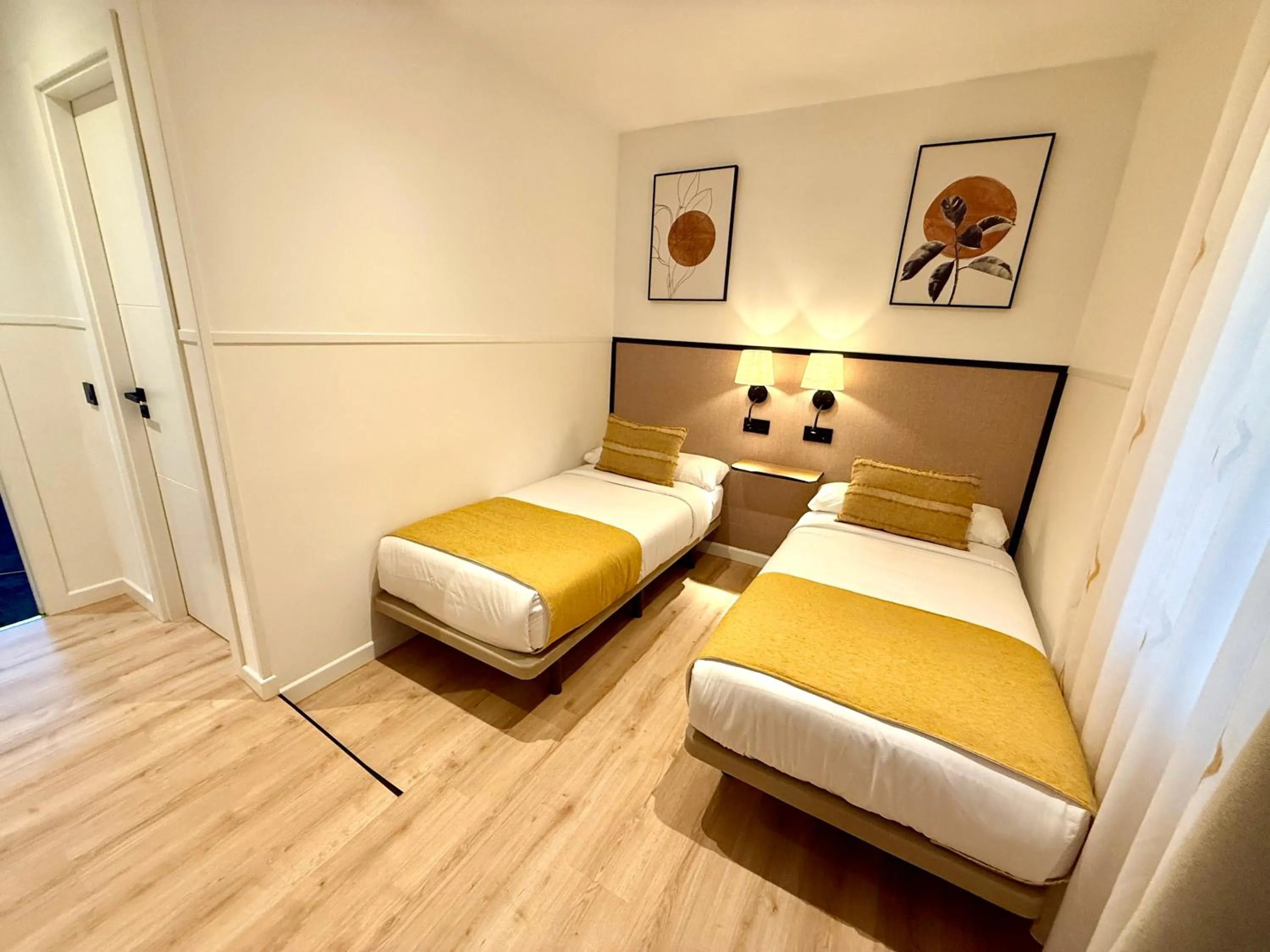 Photo of the whole room, Bed in Mucho Madrid