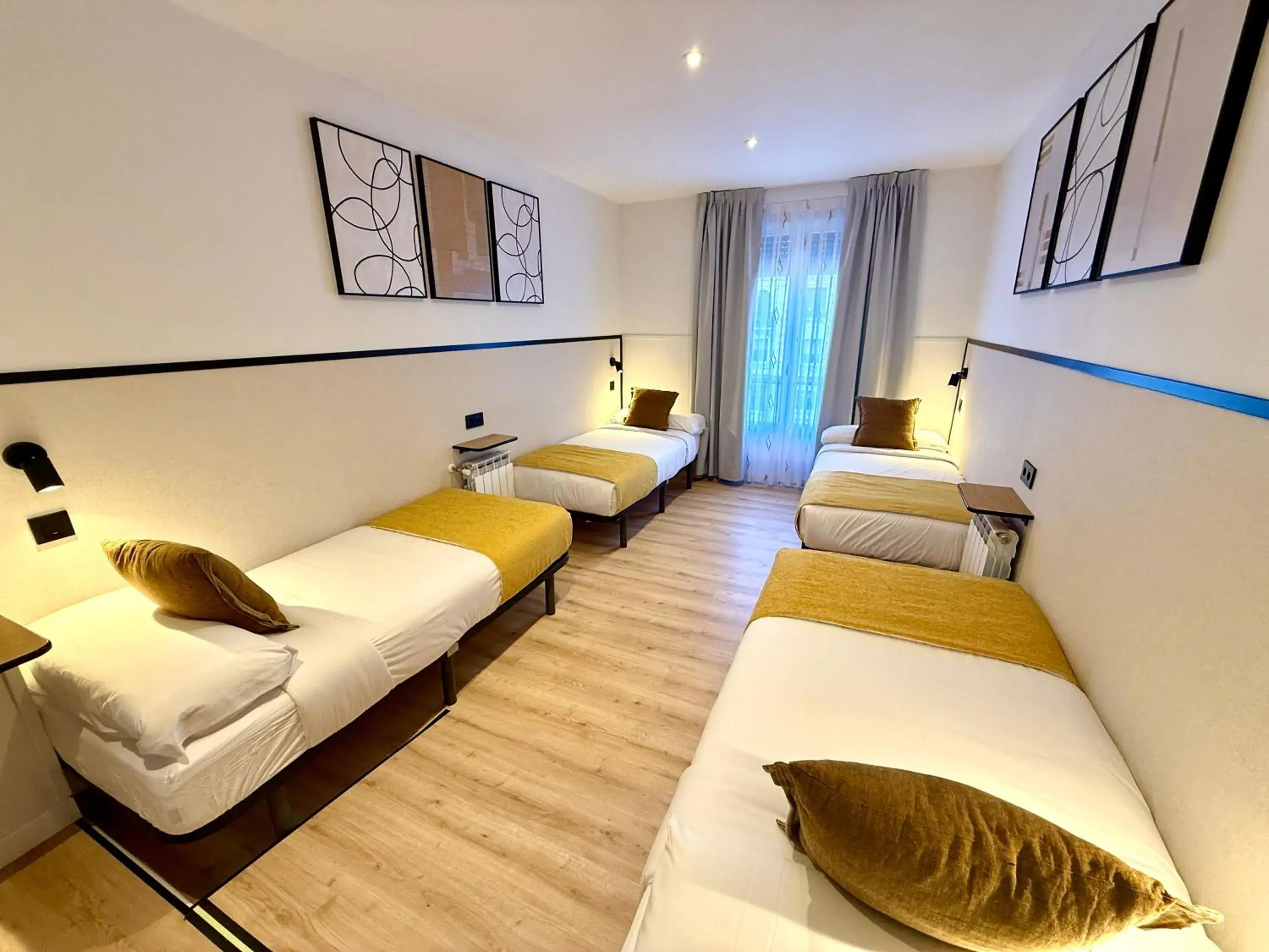 Photo of the whole room, Bed in Mucho Madrid Photo of the whole room, Bed in Mucho Madrid