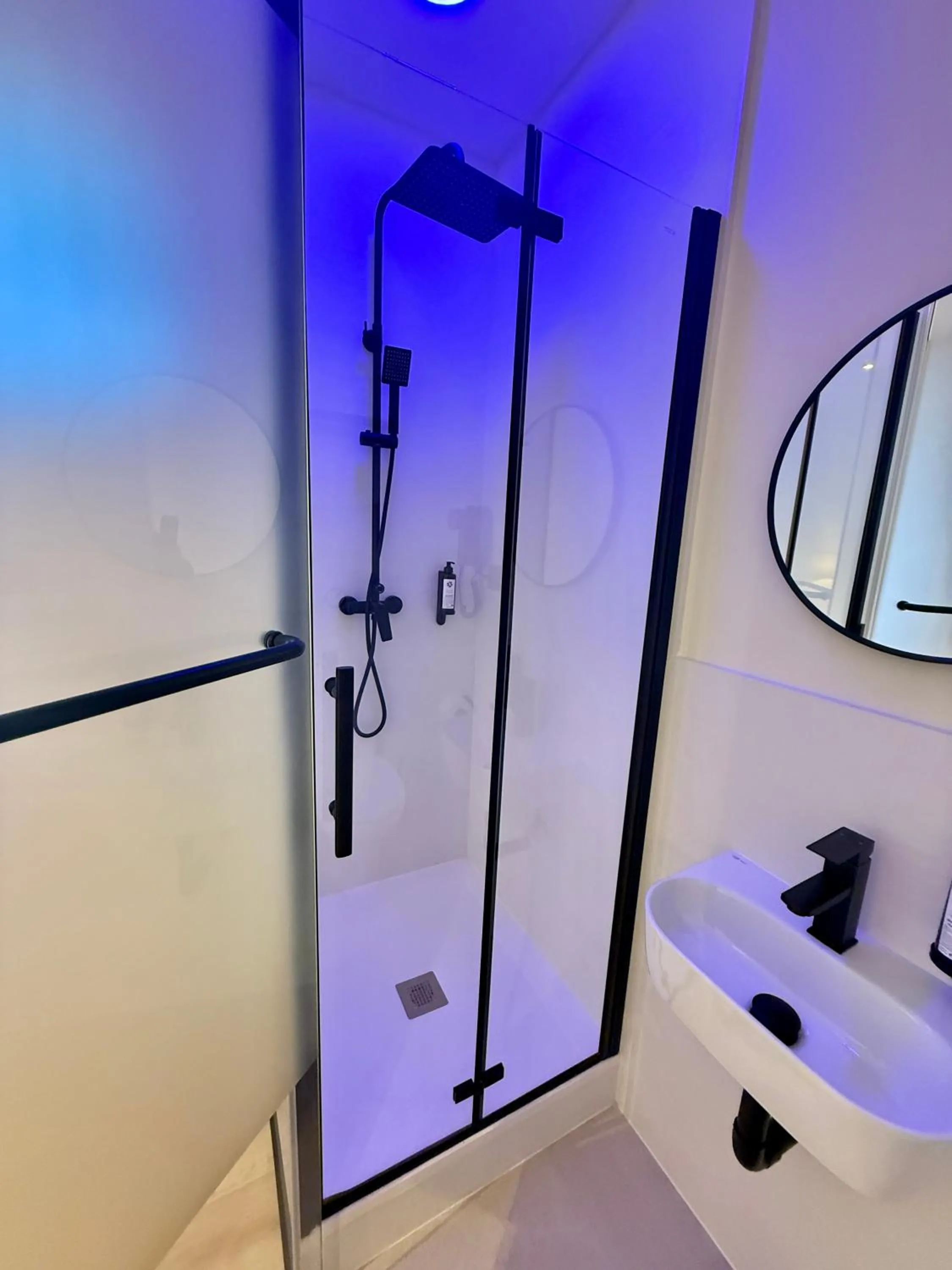 Shower in Mucho Madrid