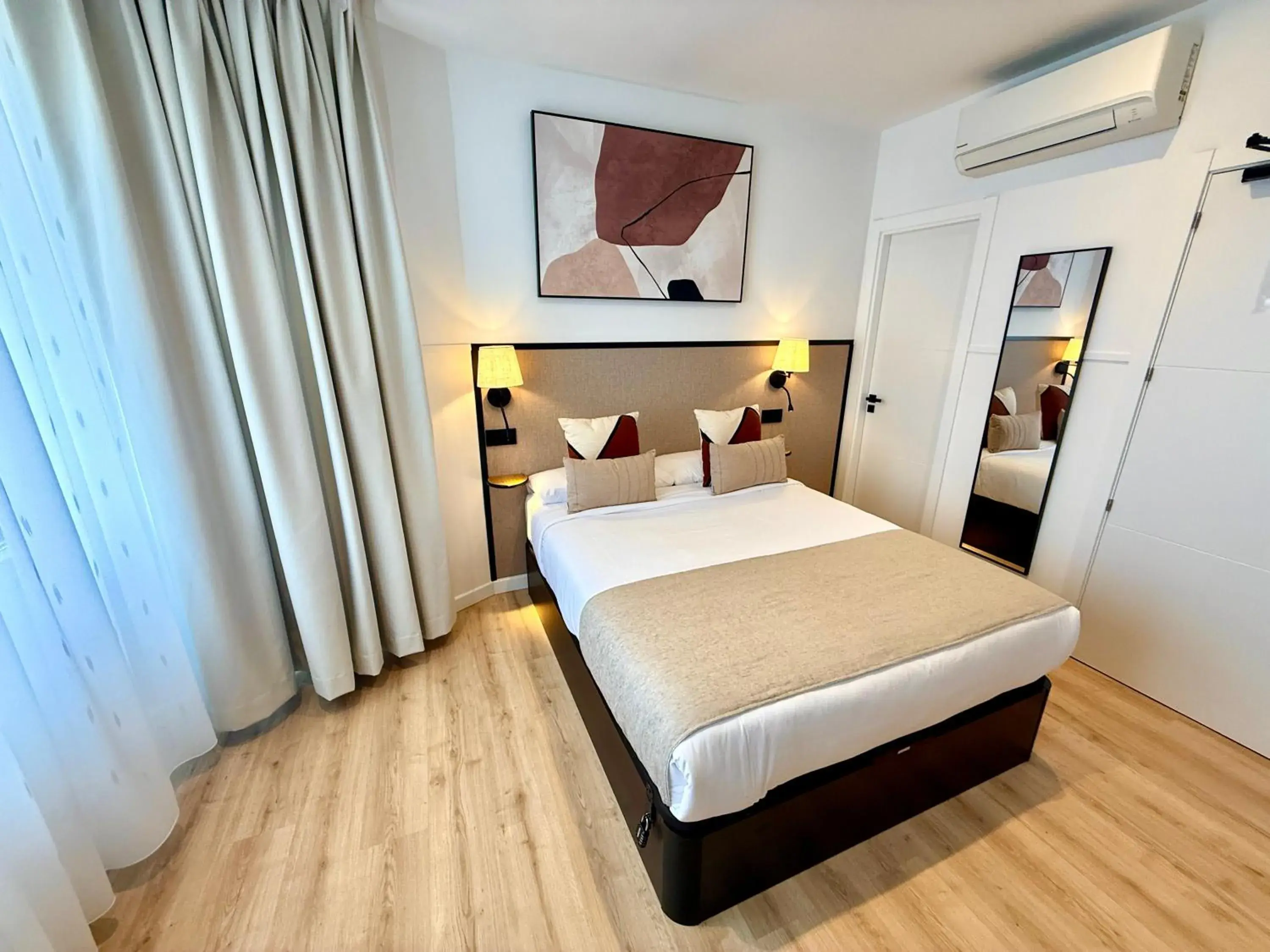 Photo of the whole room, Bed in Mucho Madrid Photo of the whole room, Bed in Mucho Madrid