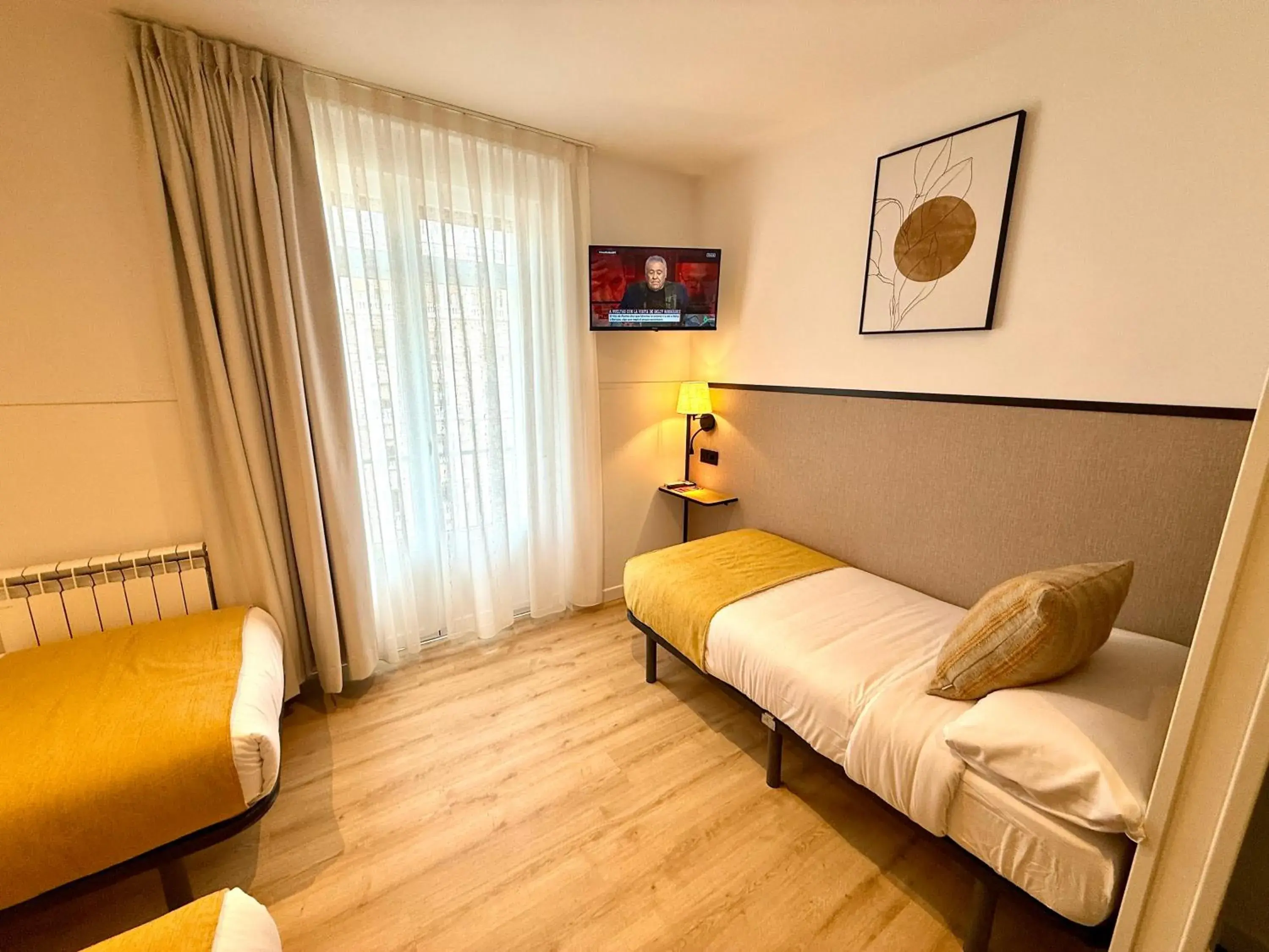 Photo of the whole room, Bed in Mucho Madrid Photo of the whole room, Bed in Mucho Madrid