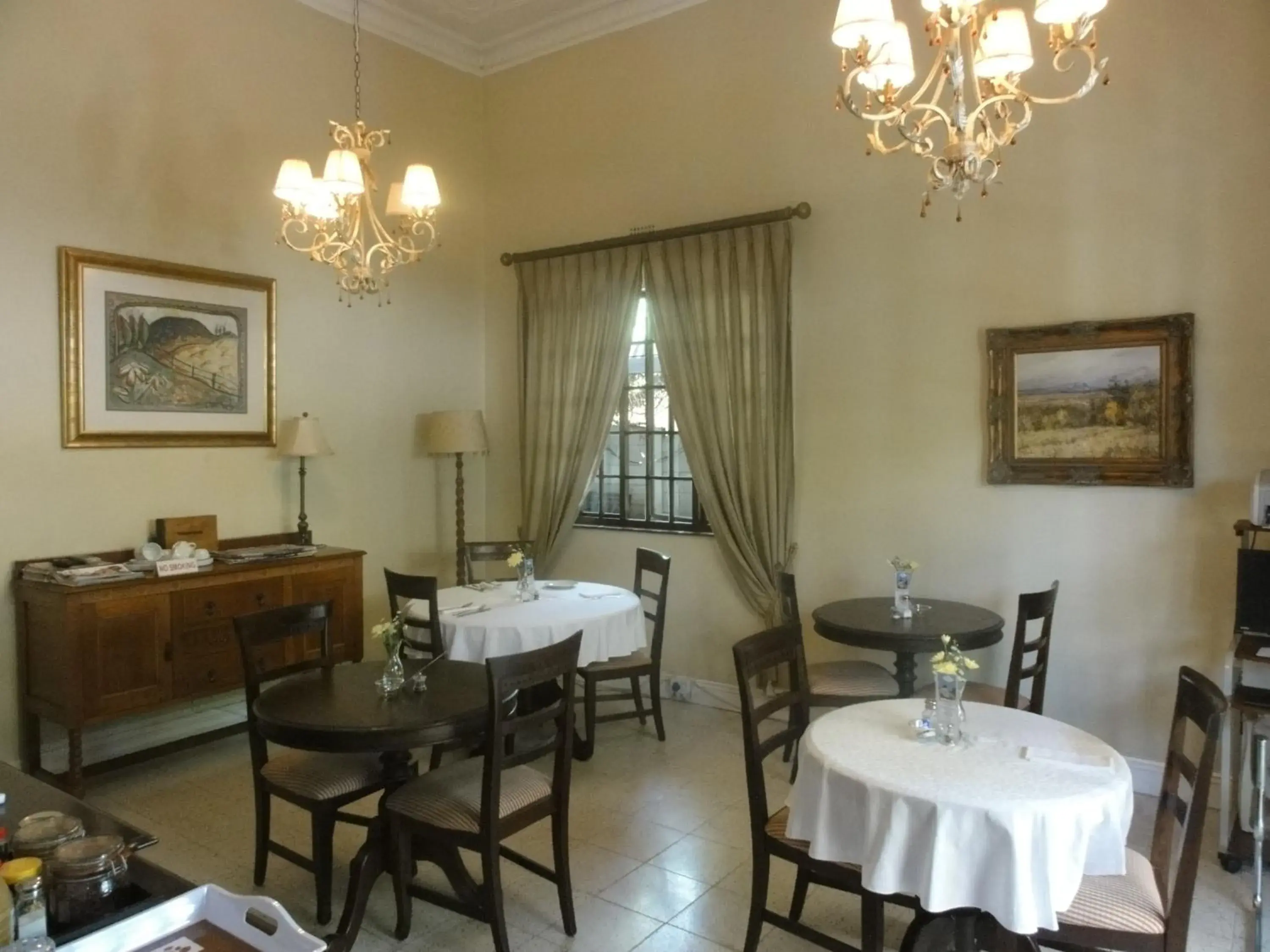 Communal lounge/ TV room in Melville Turret Guesthouse Communal lounge/ TV room in Melville Turret Guesthouse