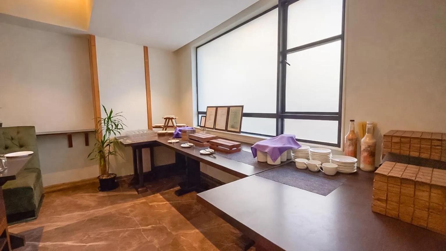 Restaurant/places to eat in Yashshree Sanderling Mall Road