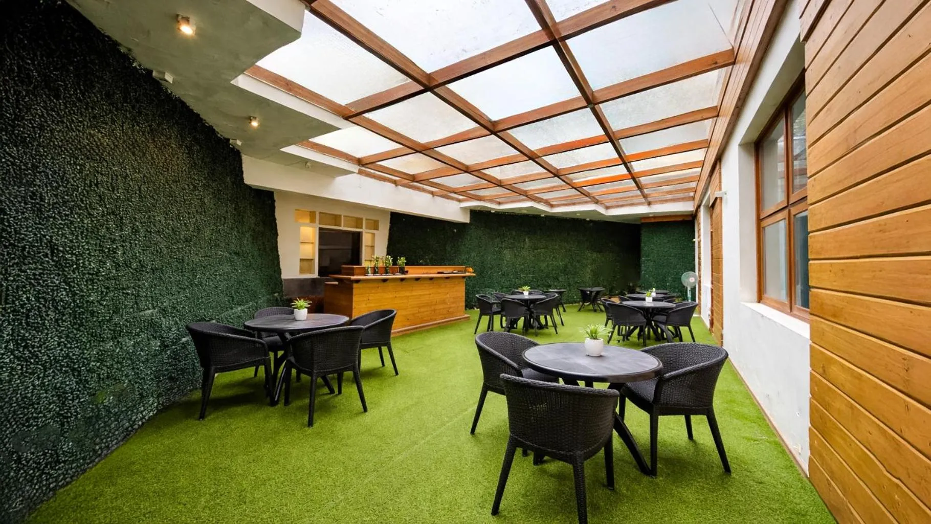 Banquet/Function facilities in Yashshree Sanderling Mall Road