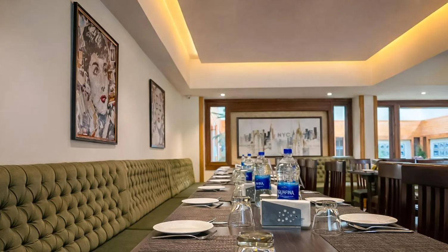 Restaurant/places to eat in Yashshree Sanderling Mall Road