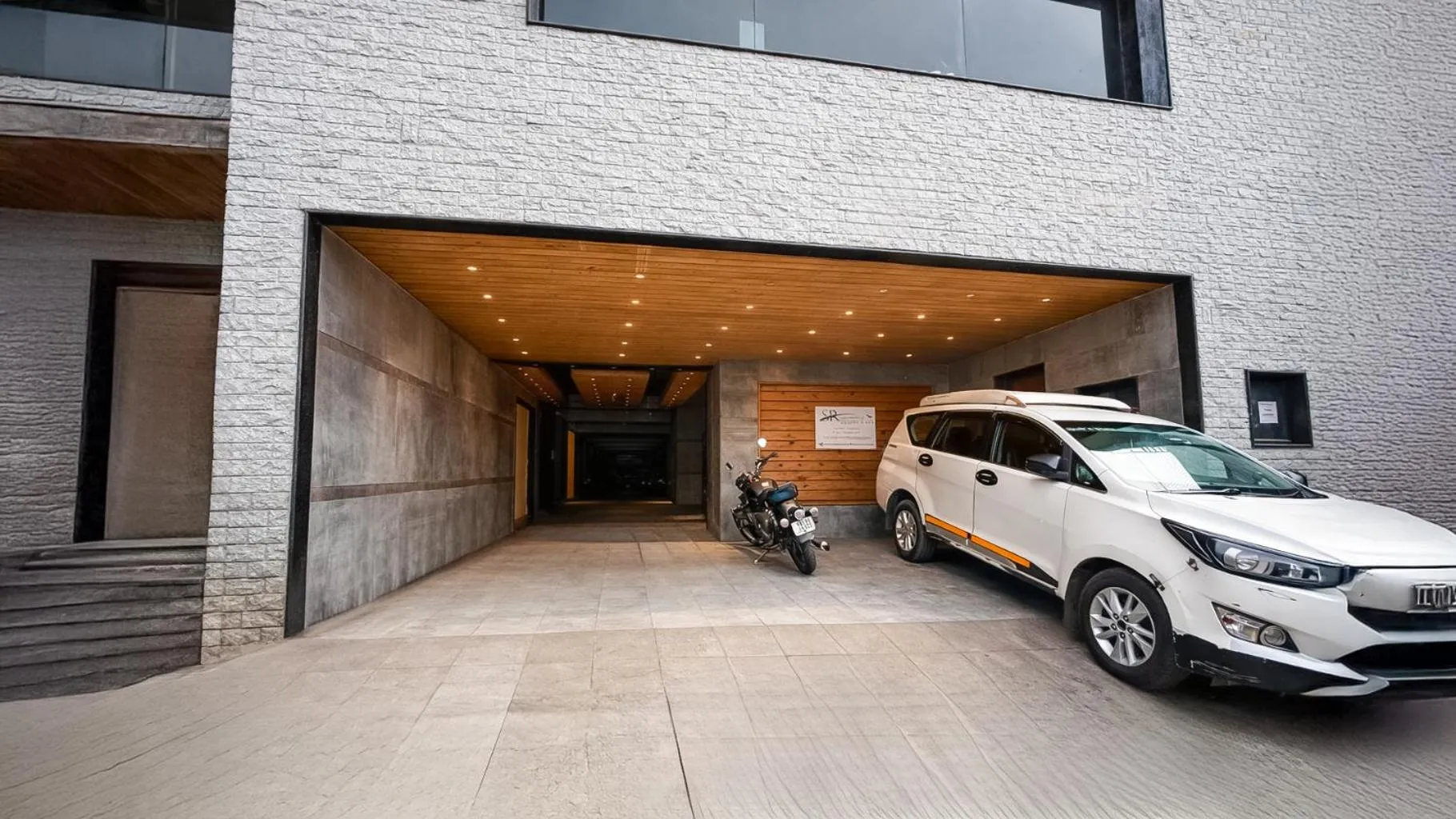 Parking in Yashshree Sanderling Mall Road