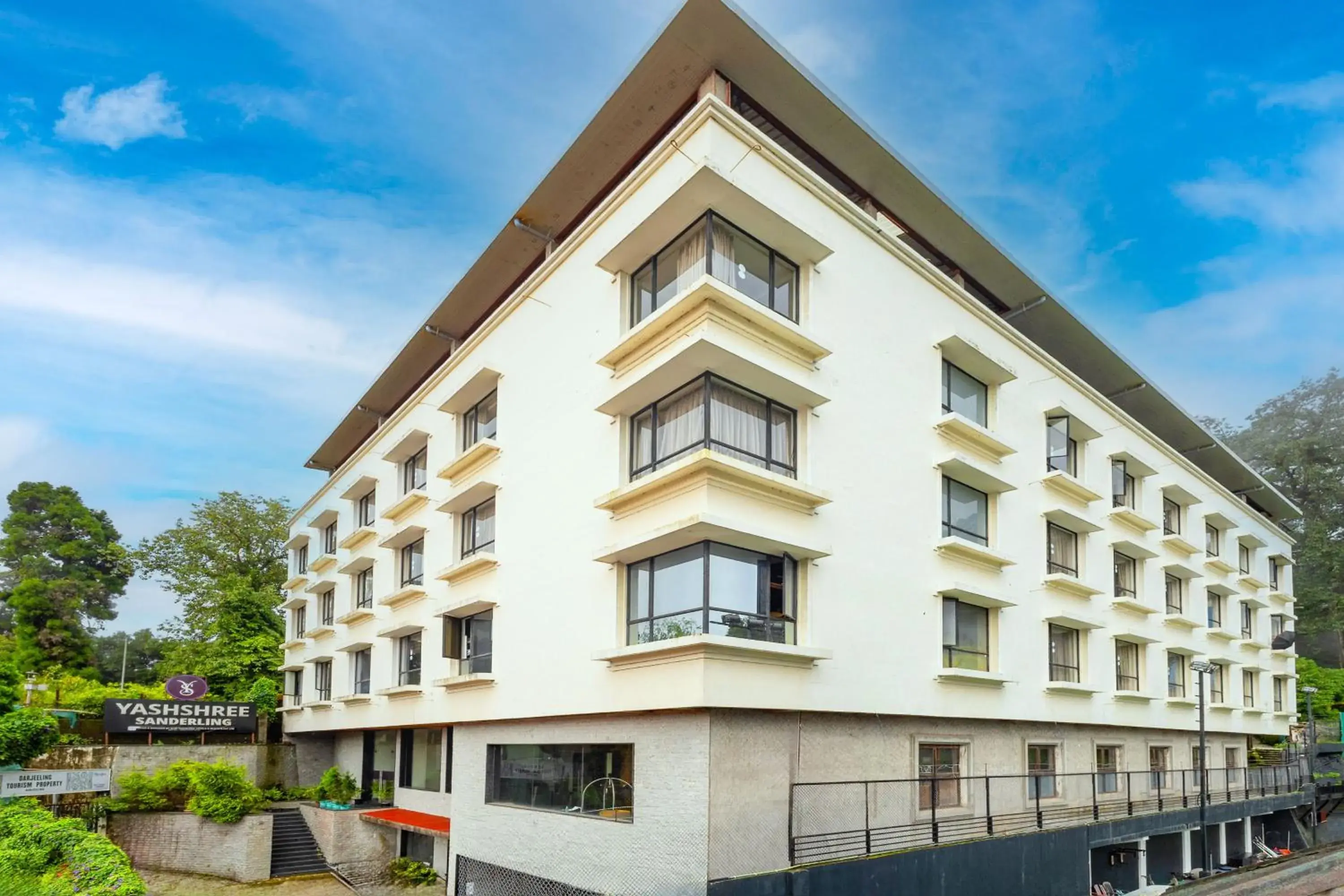 Property building in Yashshree Sanderling Mall Road Property building in Yashshree Sanderling Mall Road