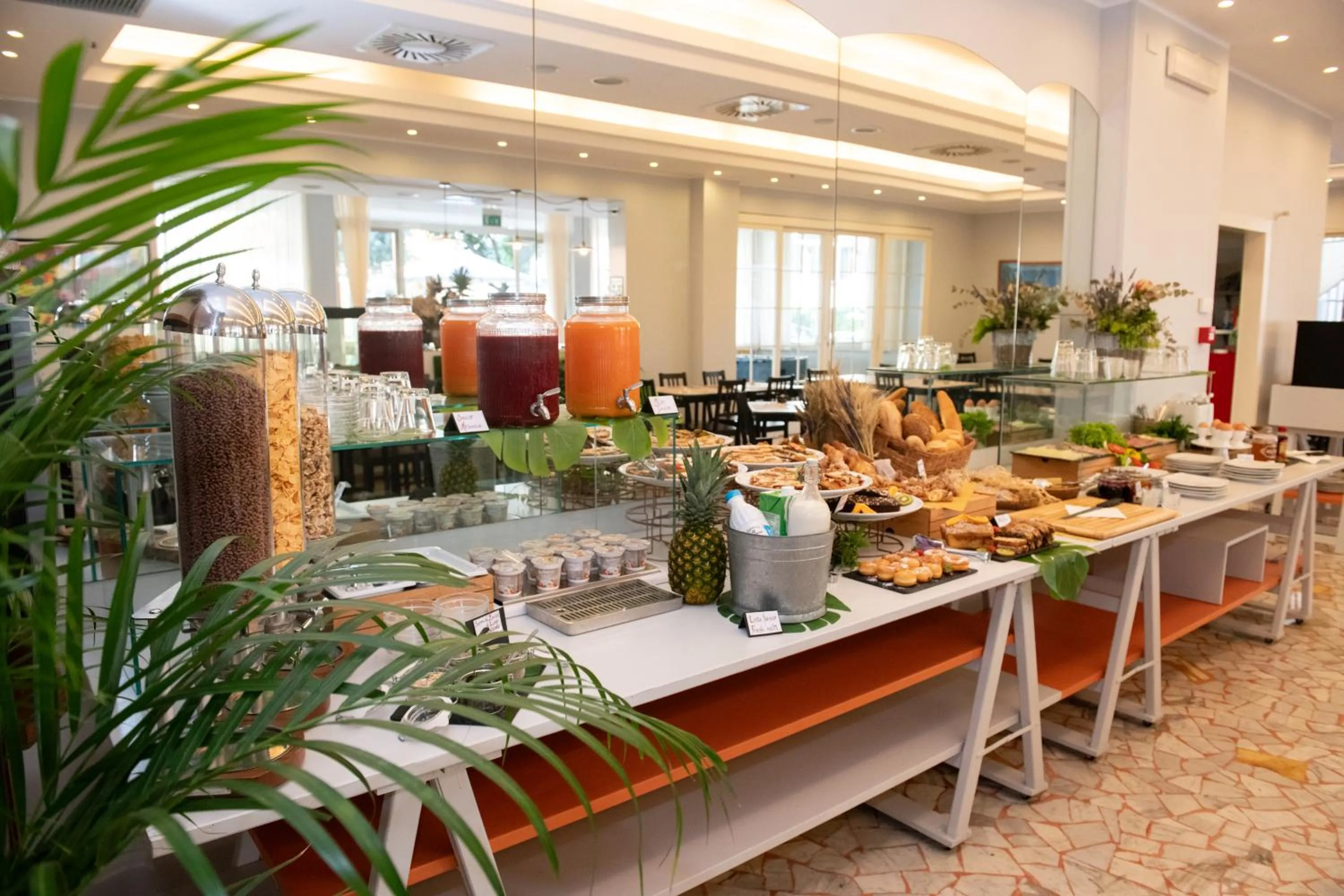 Restaurant/places to eat in Hotel Mirabella