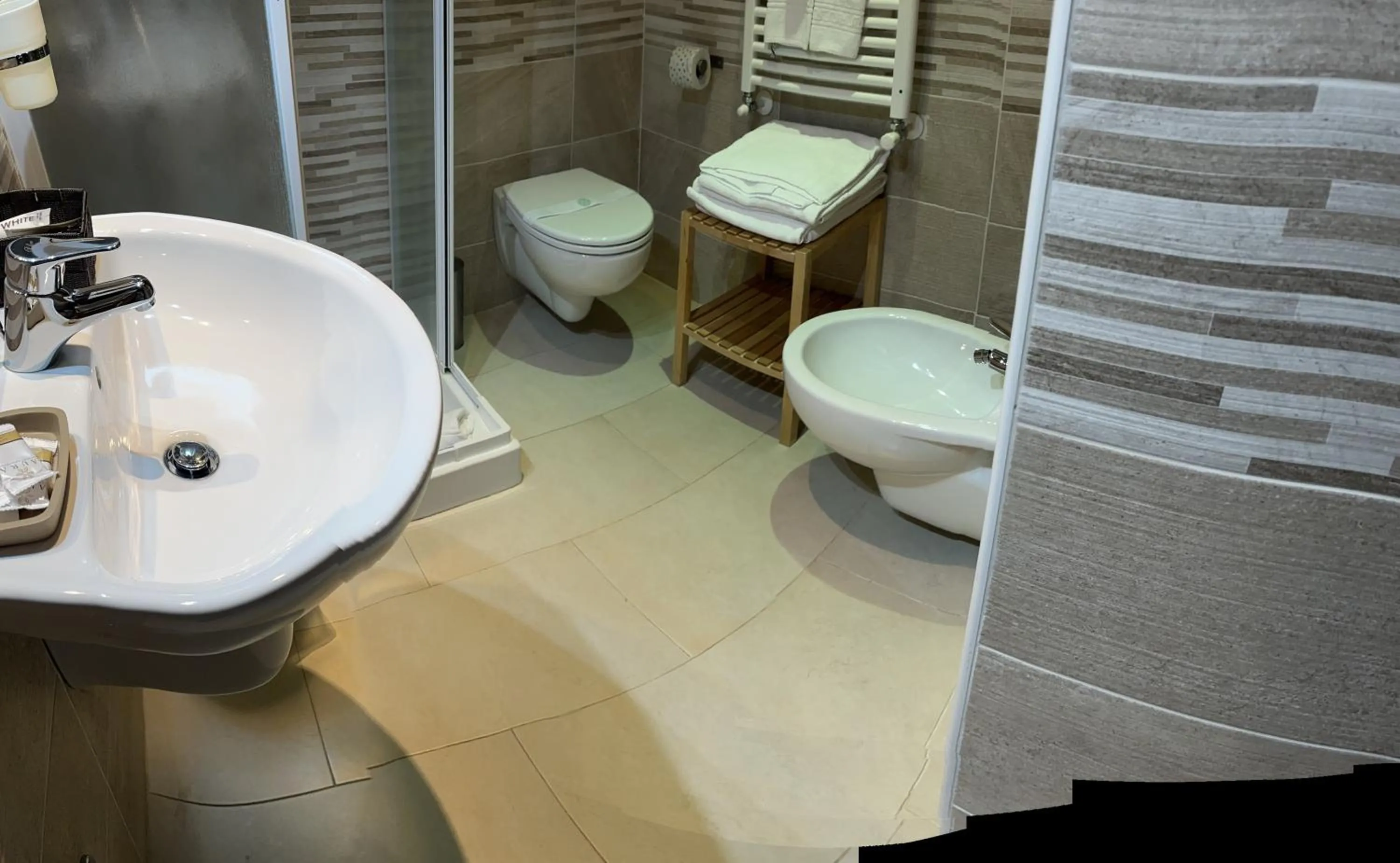 Shower in La Capannina