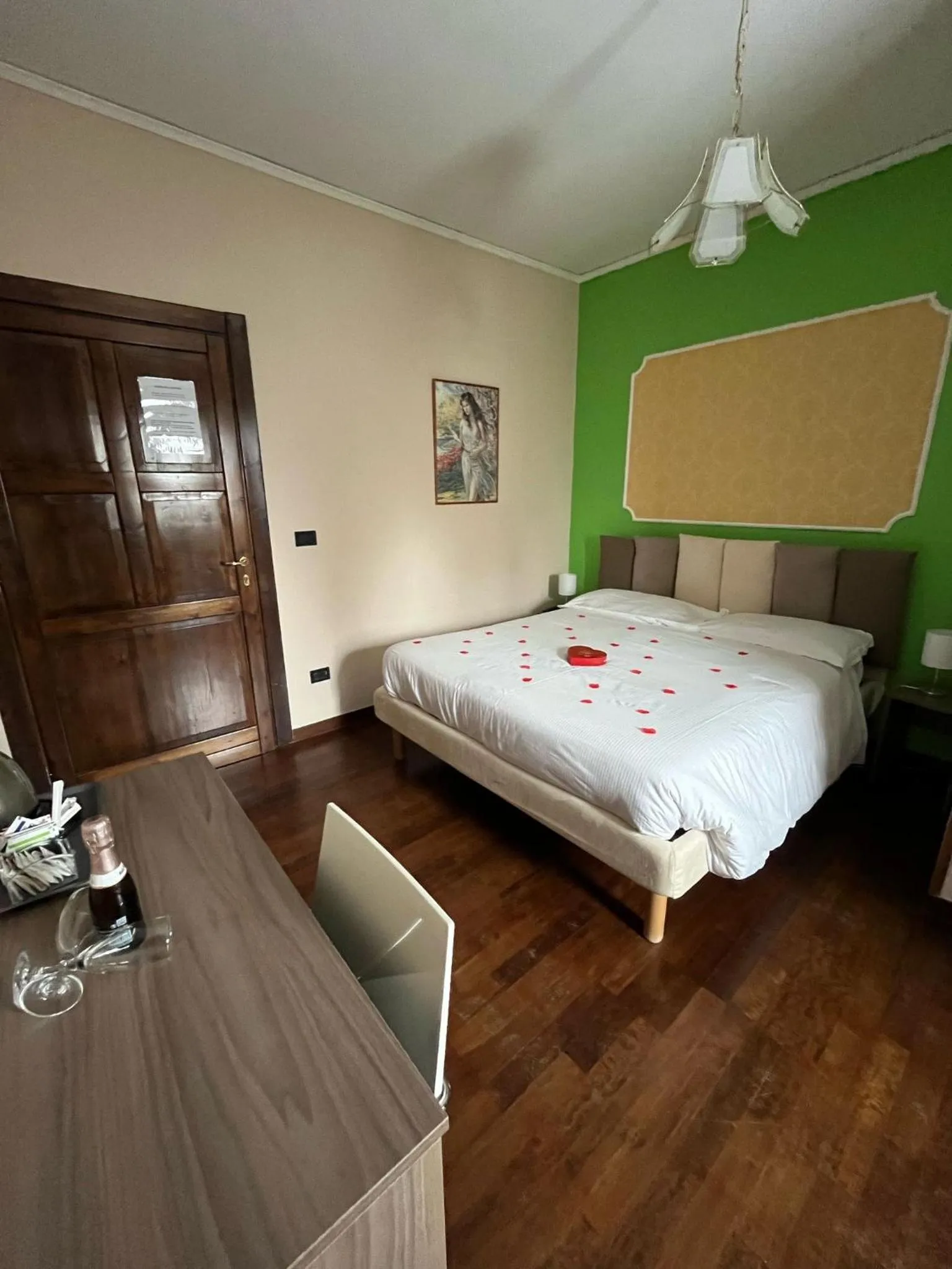 Photo of the whole room, Bed in La Capannina