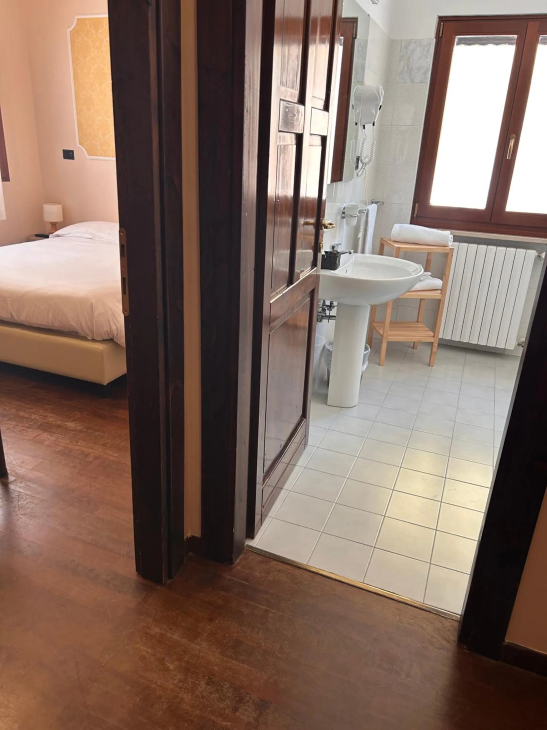 Shower, Bed in La Capannina